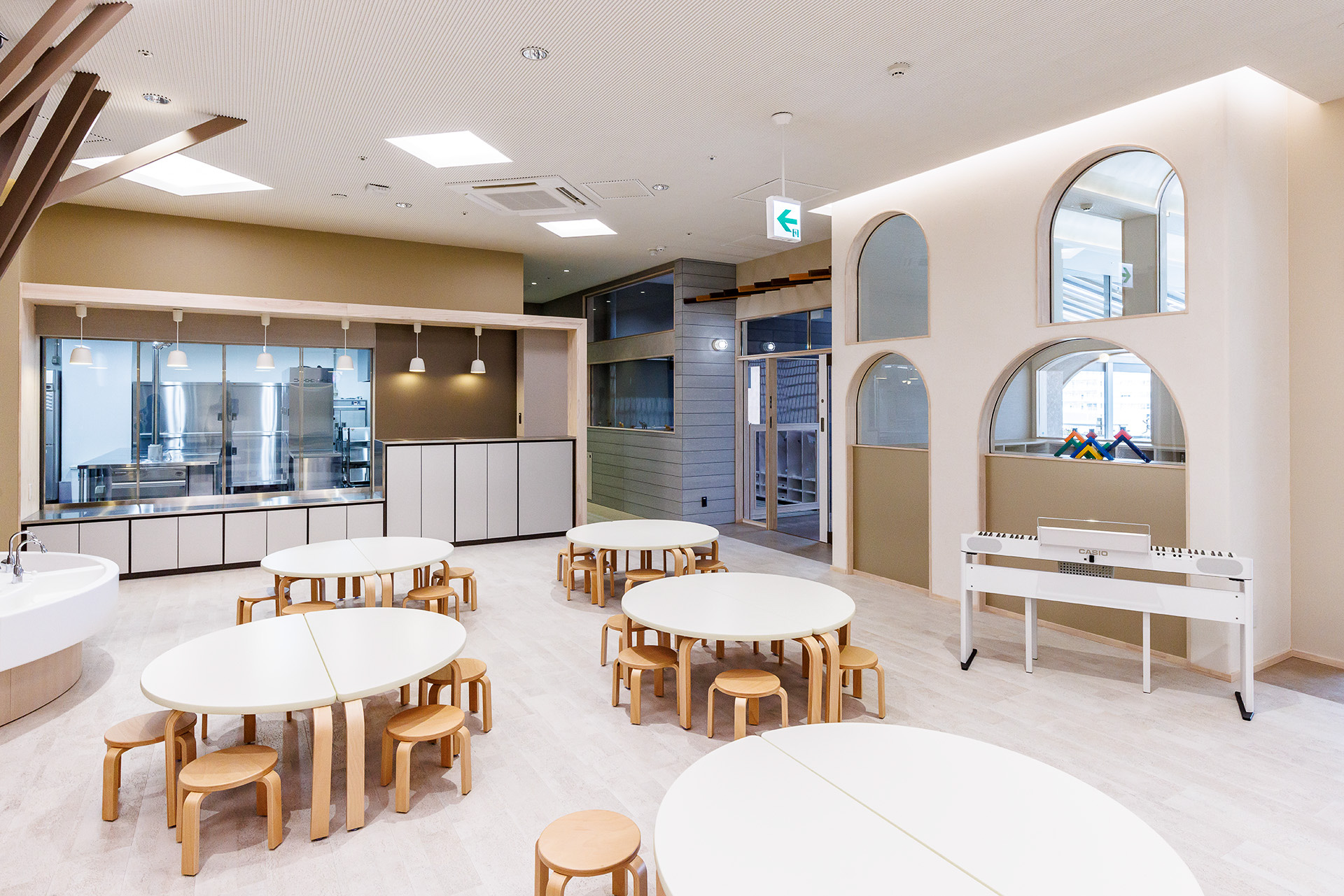 中央区 認可保育所のポピンズナーサリースクール ららテラス HARUMI FLAG。エントランスを入るとカフェテリアのあるスペース