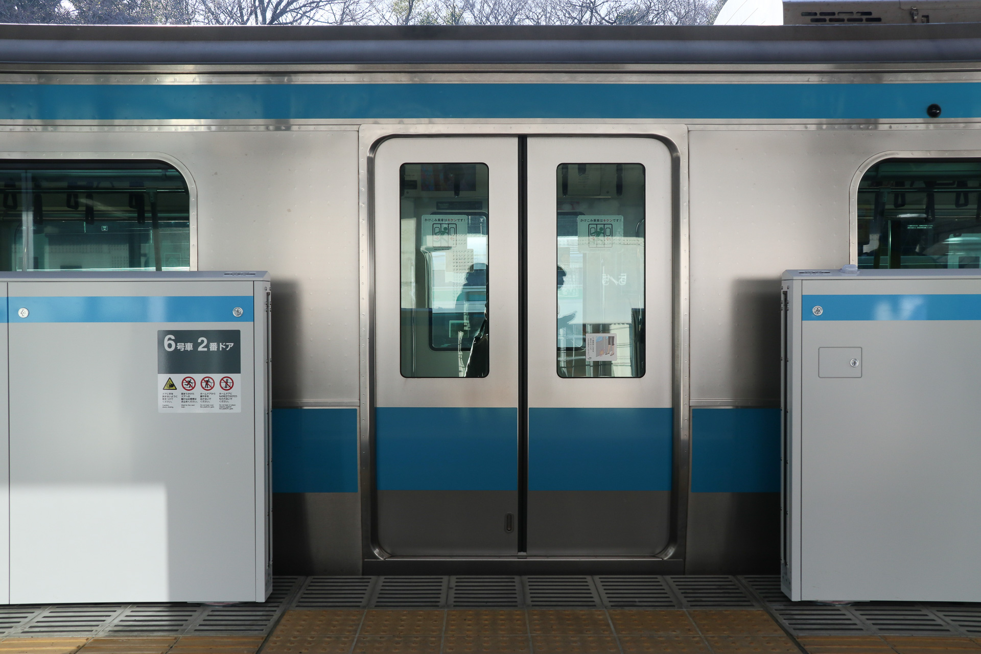 これは京浜東北線の某駅。開口に号車番号とドア番号の標示がある例