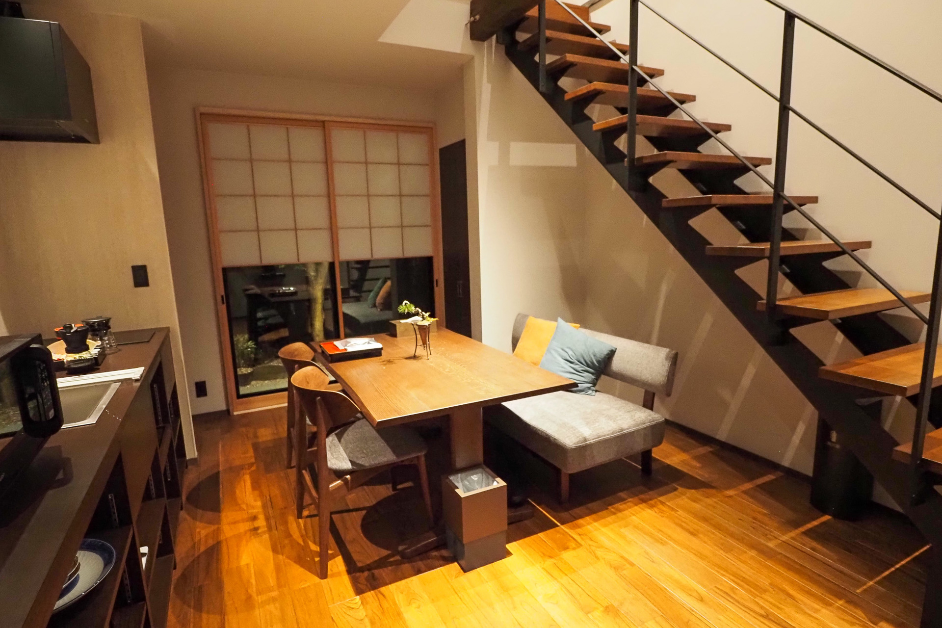 1階がリビングルームで寝室は2階にあった