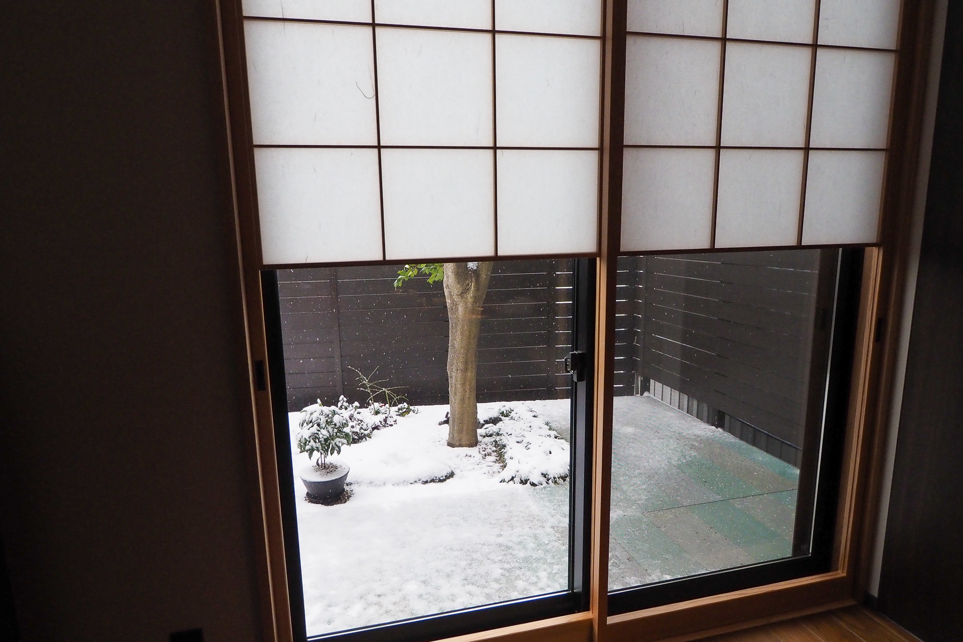 福井県でしか取れないという「笏谷石（しゃくだにいし）」が使われた中庭。濡れると色が変わるのがおもしろい