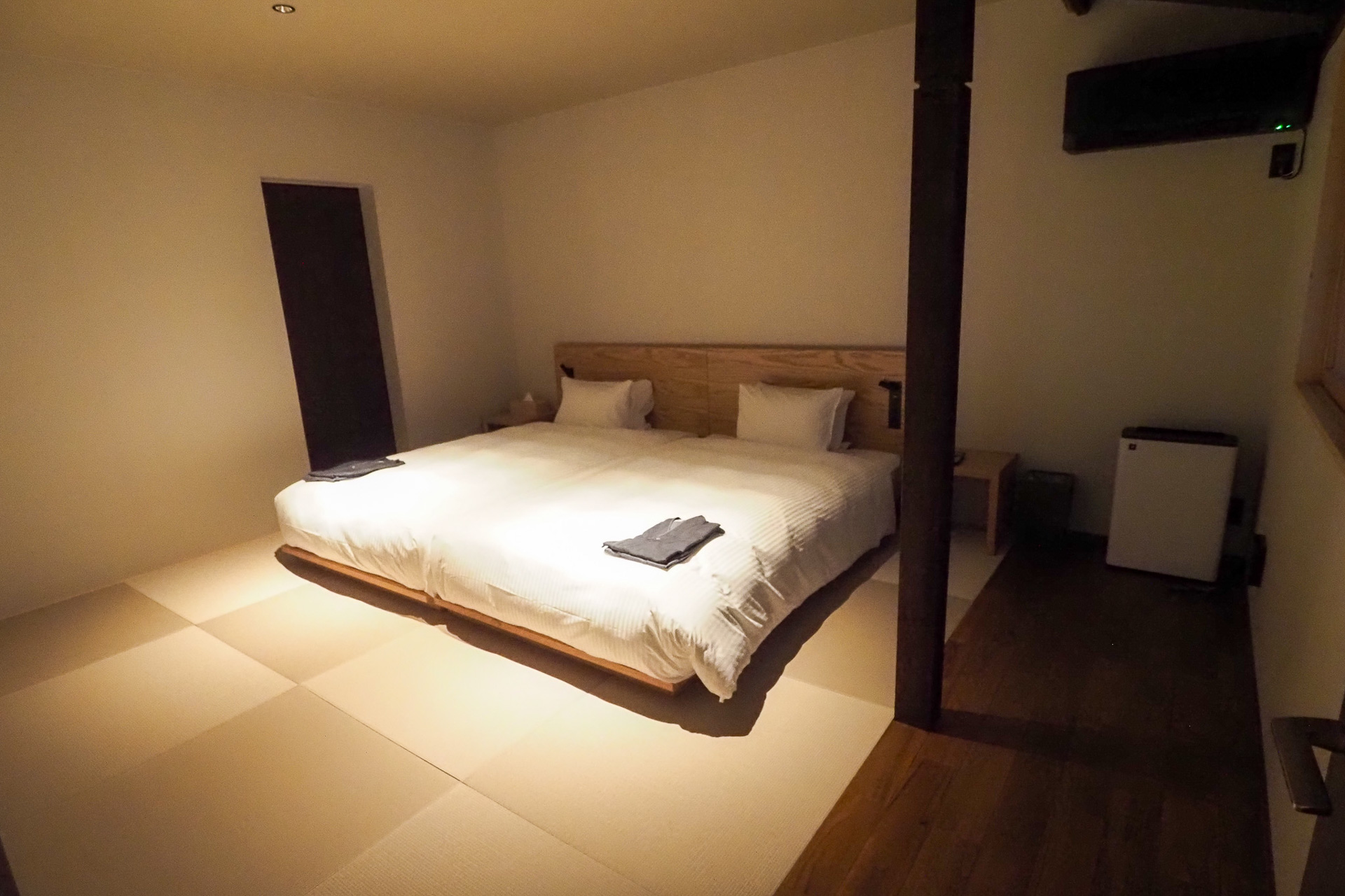 2階のベッドルーム。ライトの下にUSBポート、ベッドボードの下にはコンセント