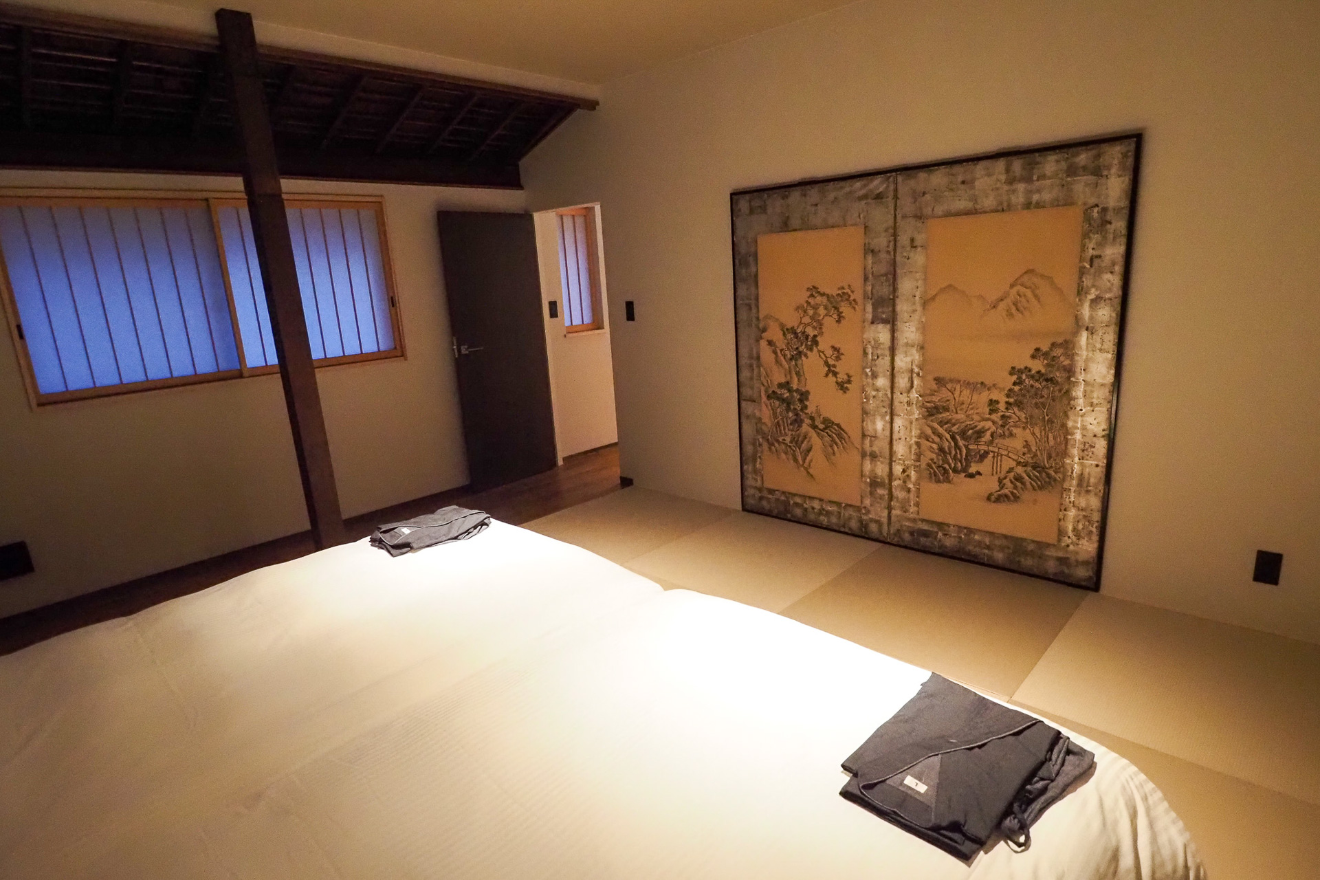 2階のベッドルーム。ライトの下にUSBポート、ベッドボードの下にはコンセント