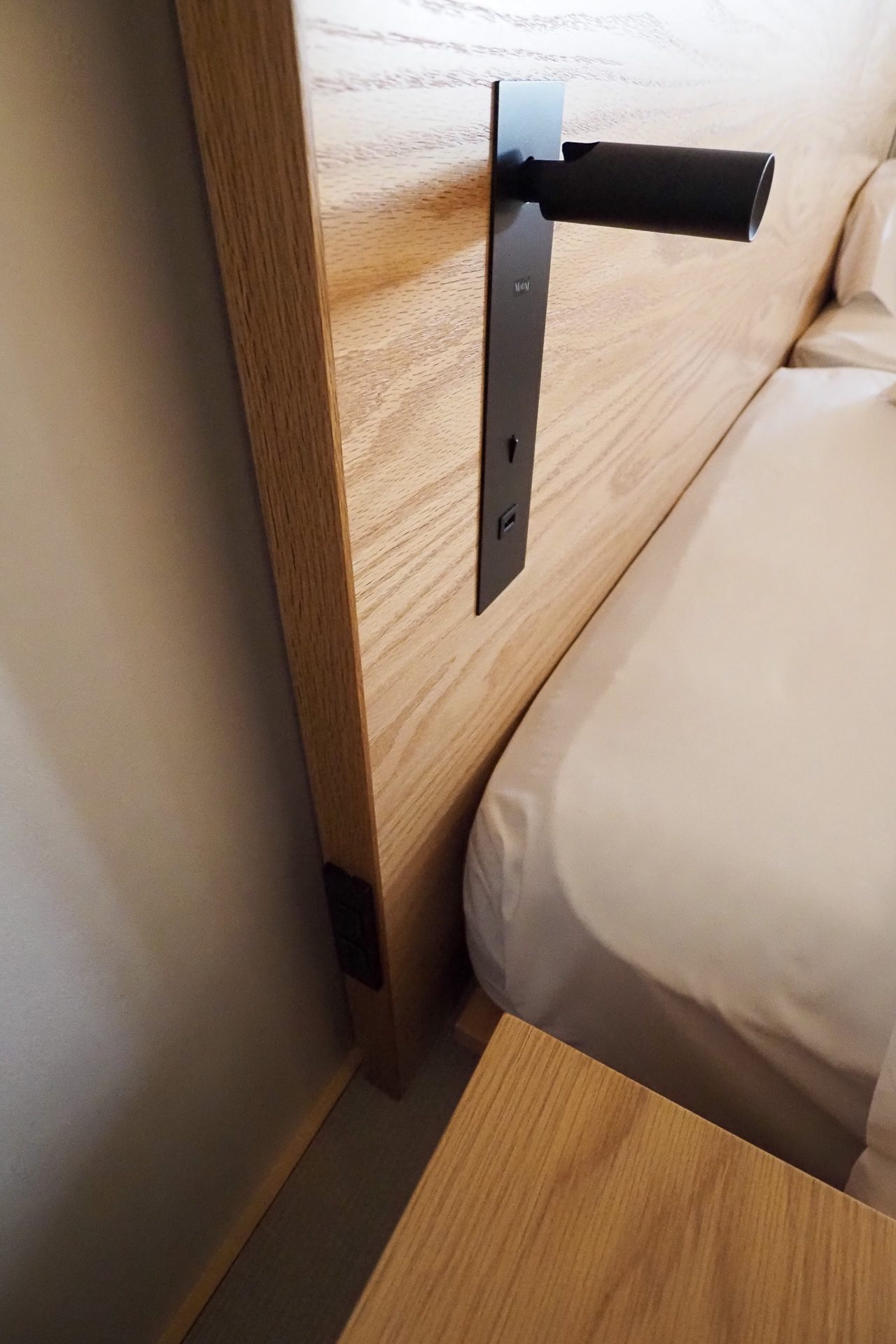 2階のベッドルーム。ライトの下にUSBポート、ベッドボードの下にはコンセント