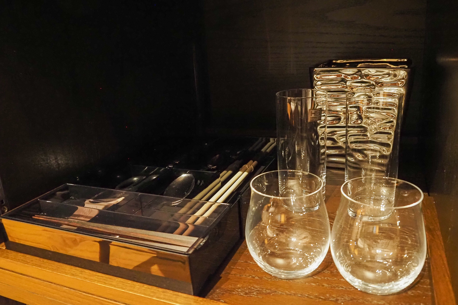 鍋や包丁、ピーラーにカトラリーなど料理に必要なものはすべて揃う