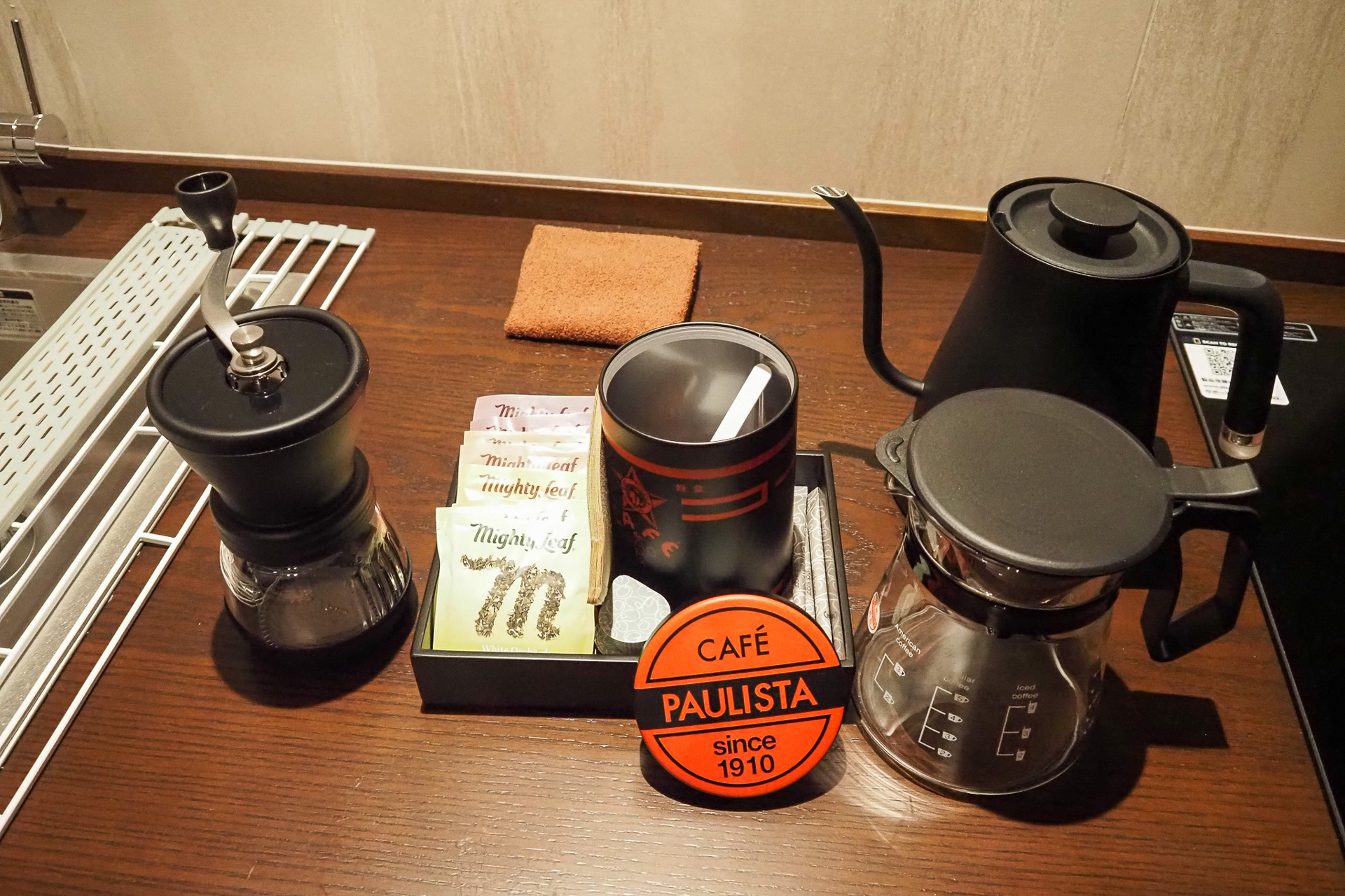 コーヒーに加え、冷蔵庫にはアルコールも。もちろんすべて無料