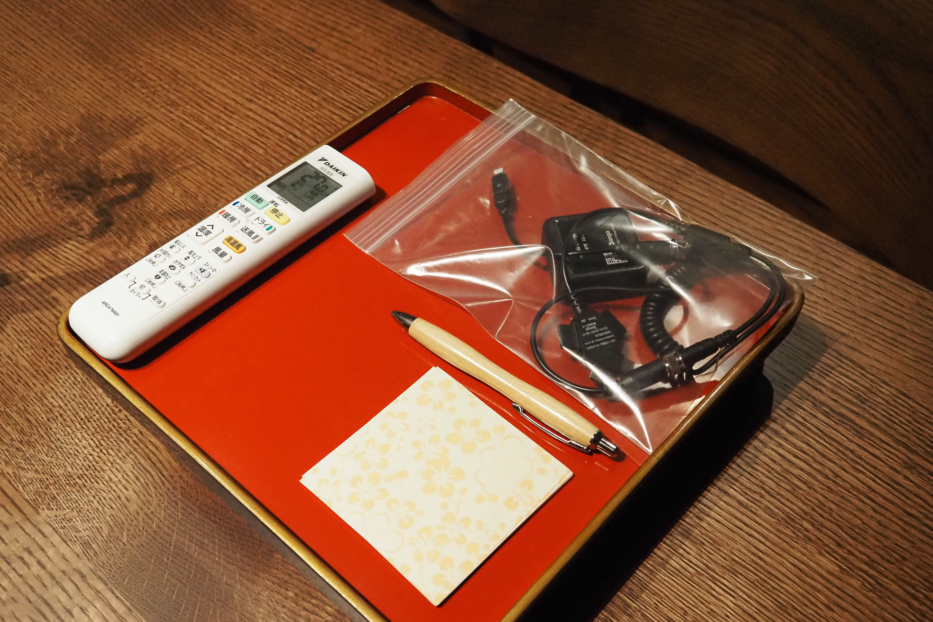 マルチヘッドの充電ケーブルに多言語対応可能な説明用タブレットも。もちろん全室無料Wi-Fiも完備