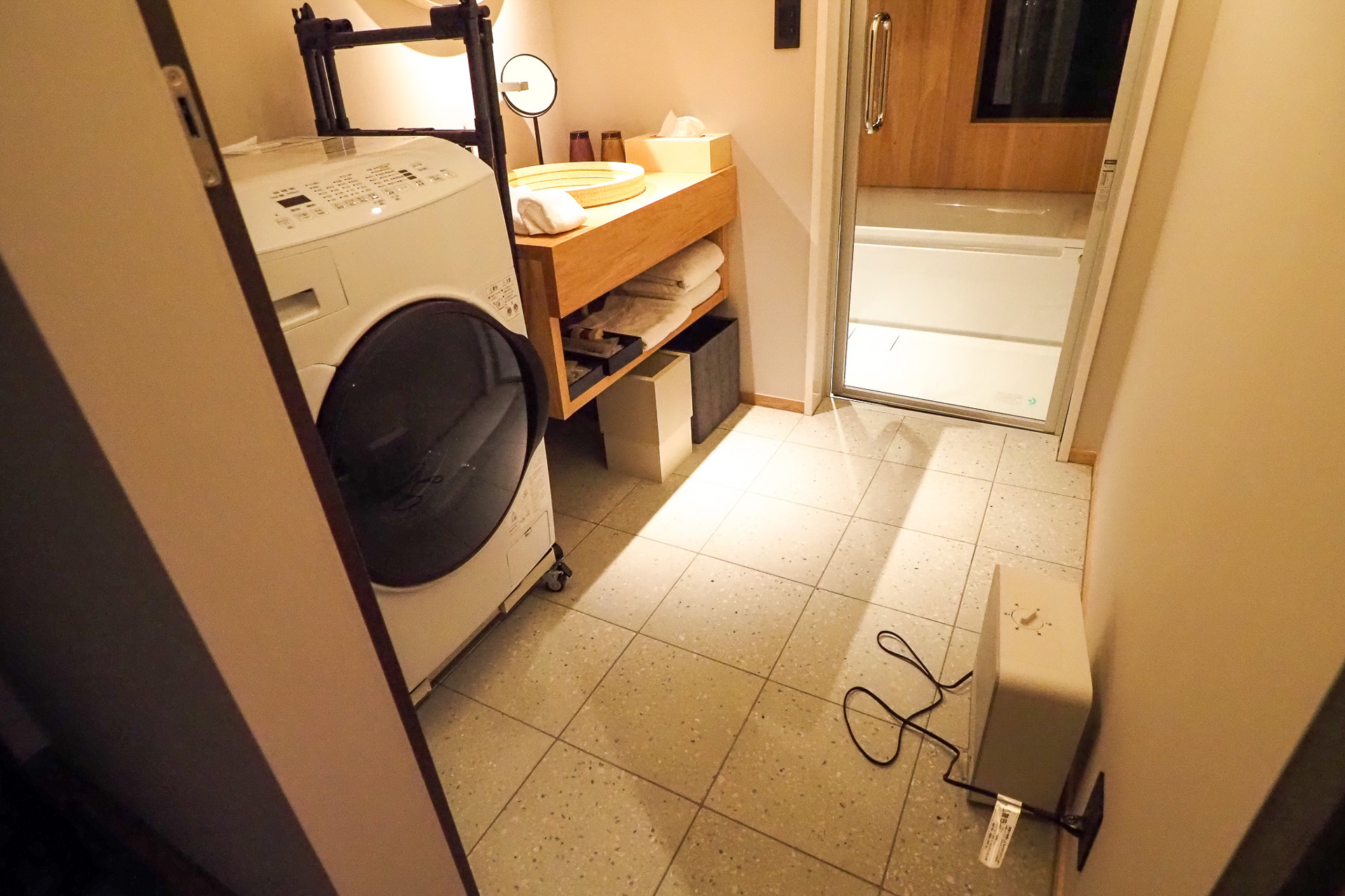 浴室には洗濯機や物干しが用意されていた