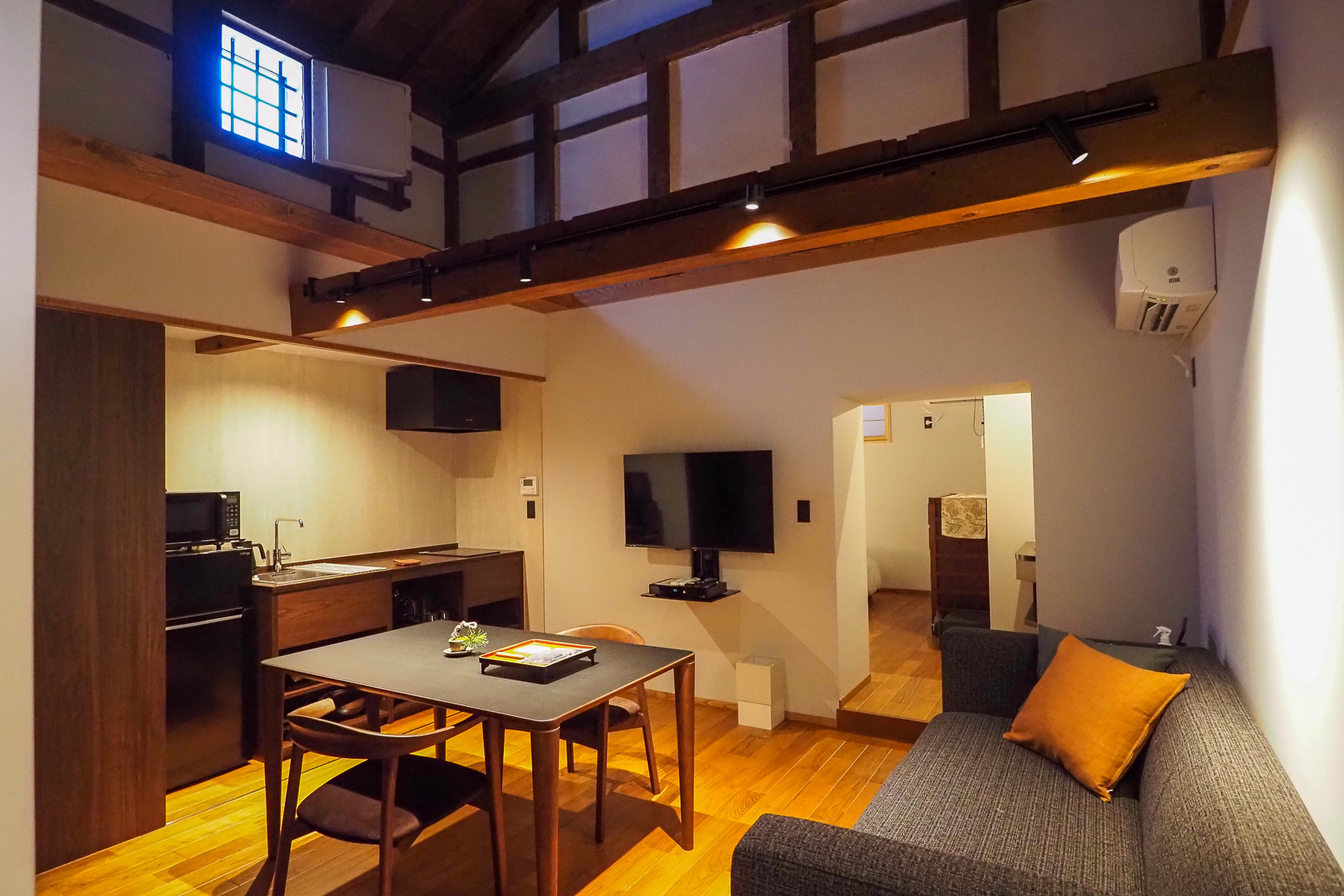 「亀甲」の隣の「蔵鍵（くろかん）」のリビングルーム