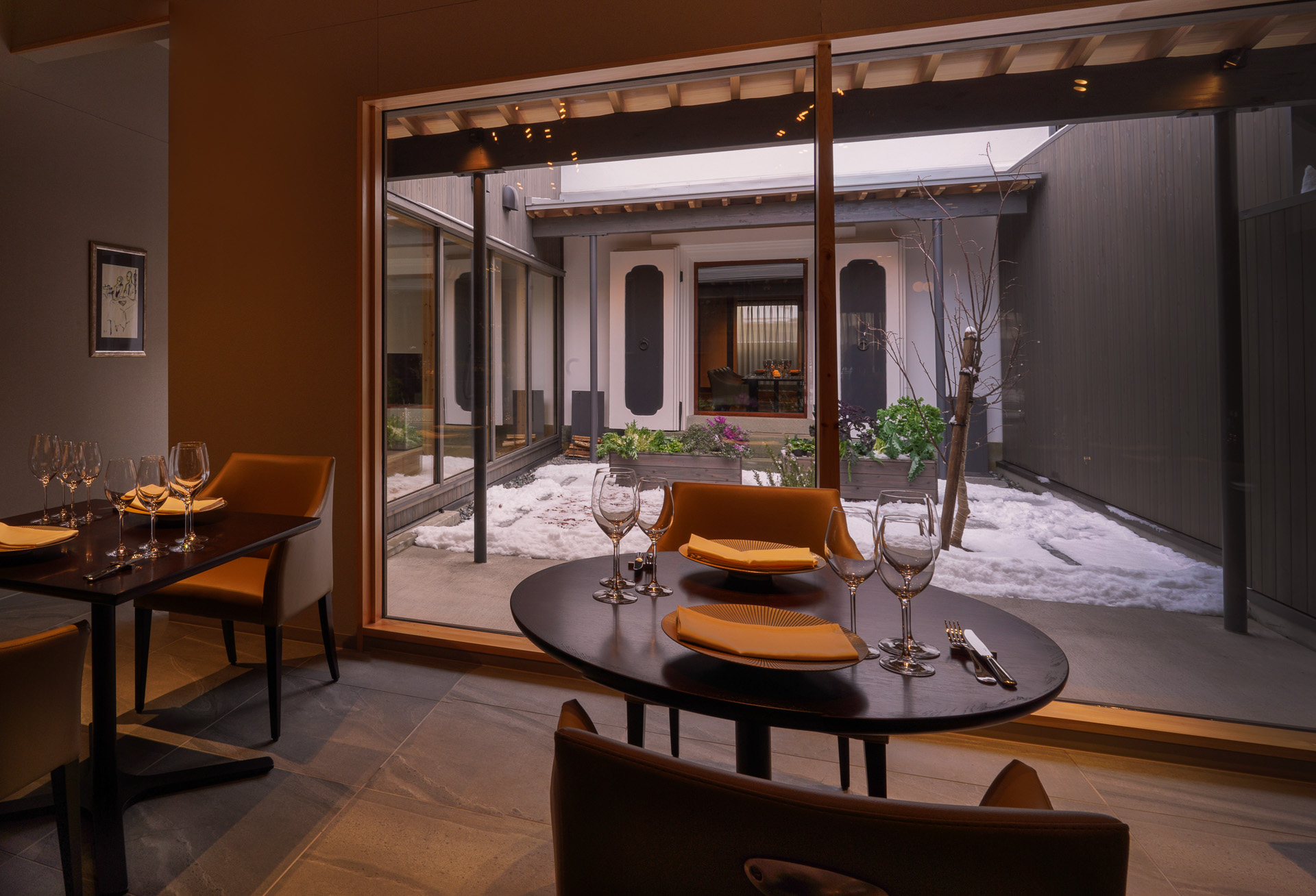 レストラン内は8テーブル16席用意。奥の蔵部分は個室になっており、10席用意している