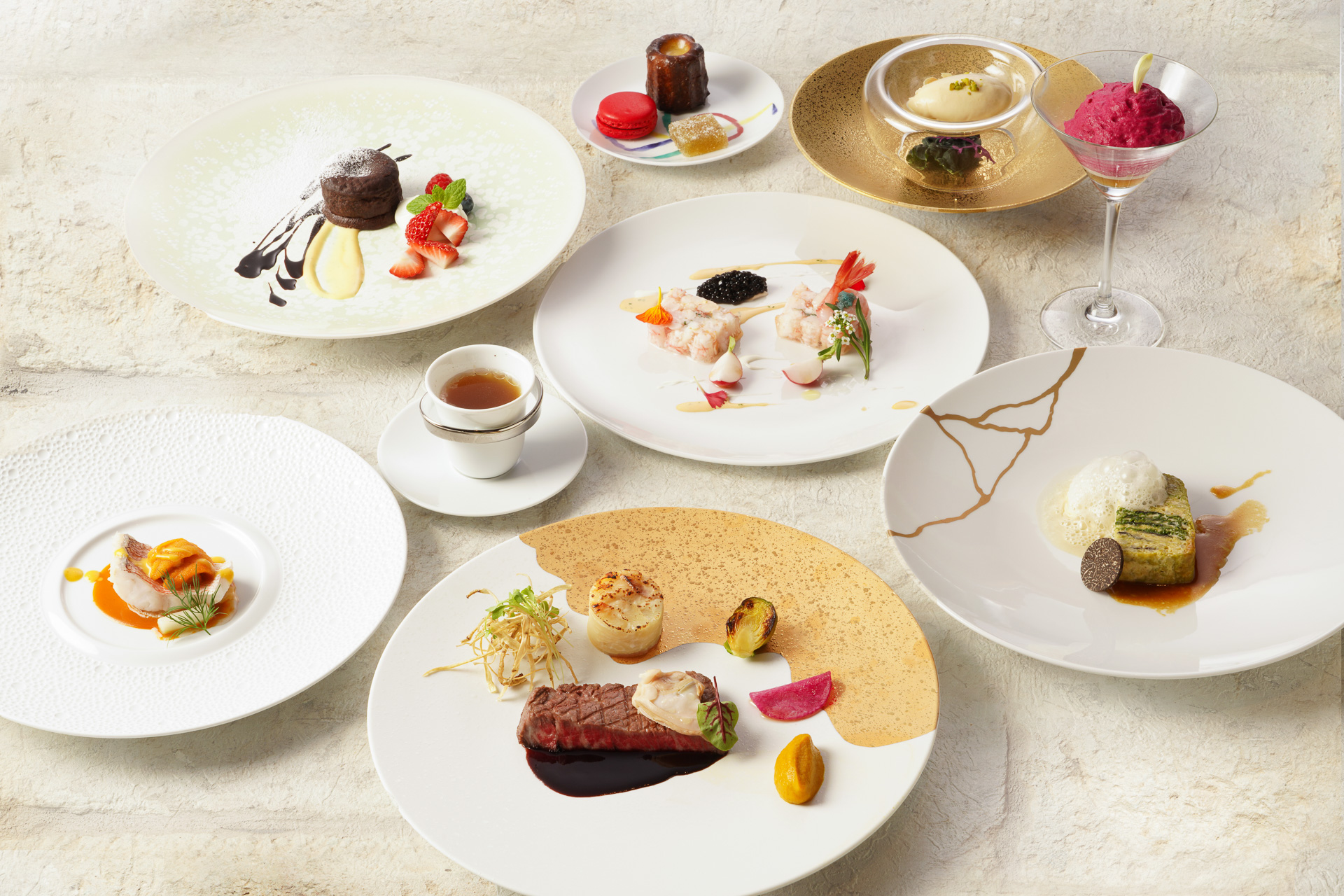 夕食のコース（一例）。なお、試泊の際は料理の写真撮影ができなかったため、写真はオーベルジュほまち三國湊提供のもの