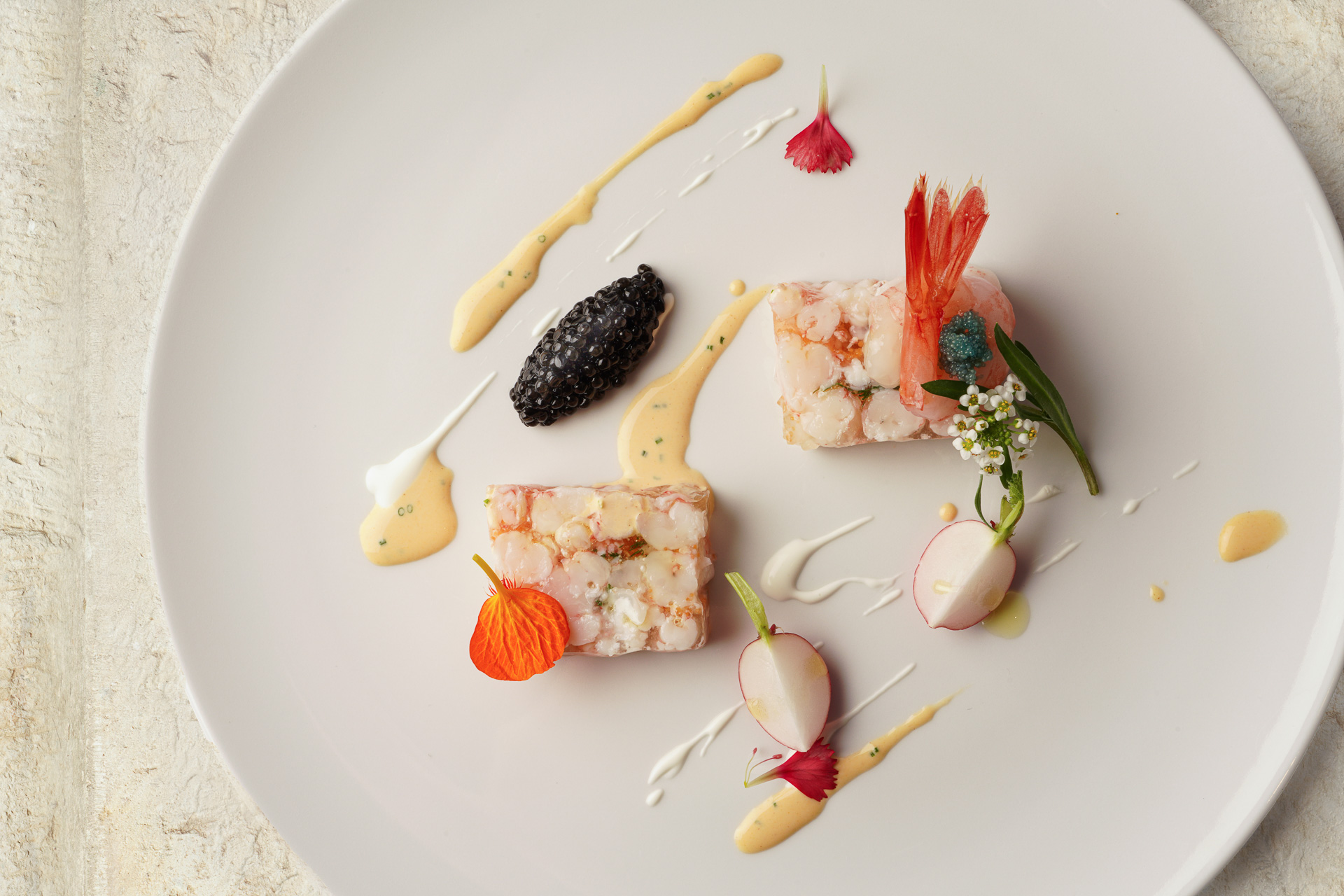 海老のテリーヌはキャビアと抜群の相性。右はトリュフとちりめんキャベツをミルフィーユ状に仕立てた一皿