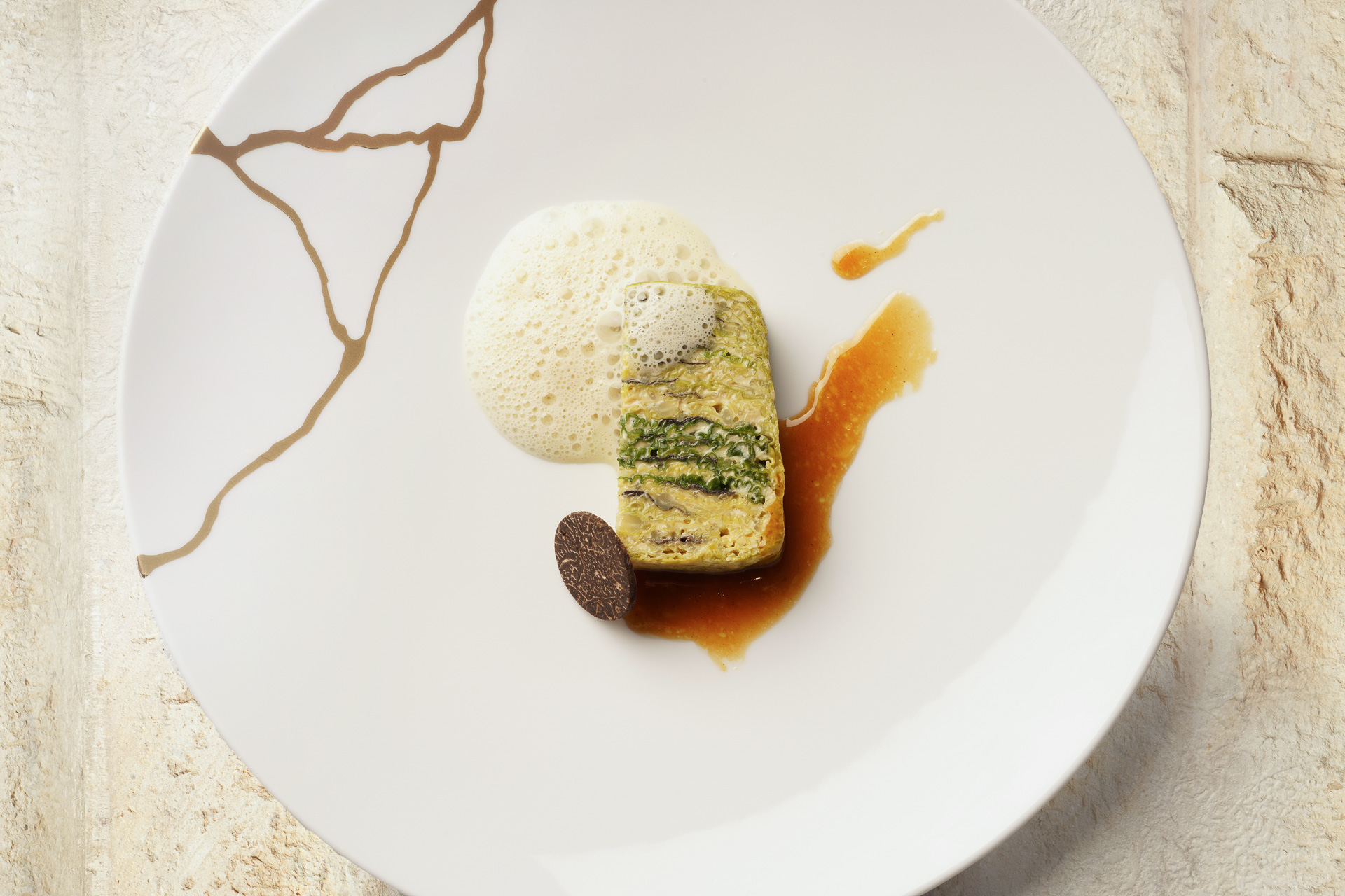 海老のテリーヌはキャビアと抜群の相性。右はトリュフとちりめんキャベツをミルフィーユ状に仕立てた一皿