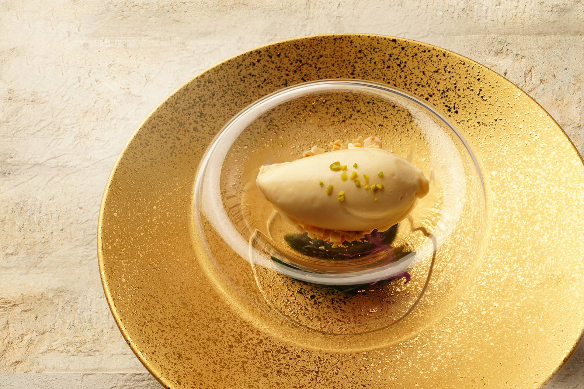 喜界島のザラメを使ったというアイスは今まで食べたアイスとは一線を画す味。デザートのフォンダンショコラ。最後のプティフールまで美味しくいただいた