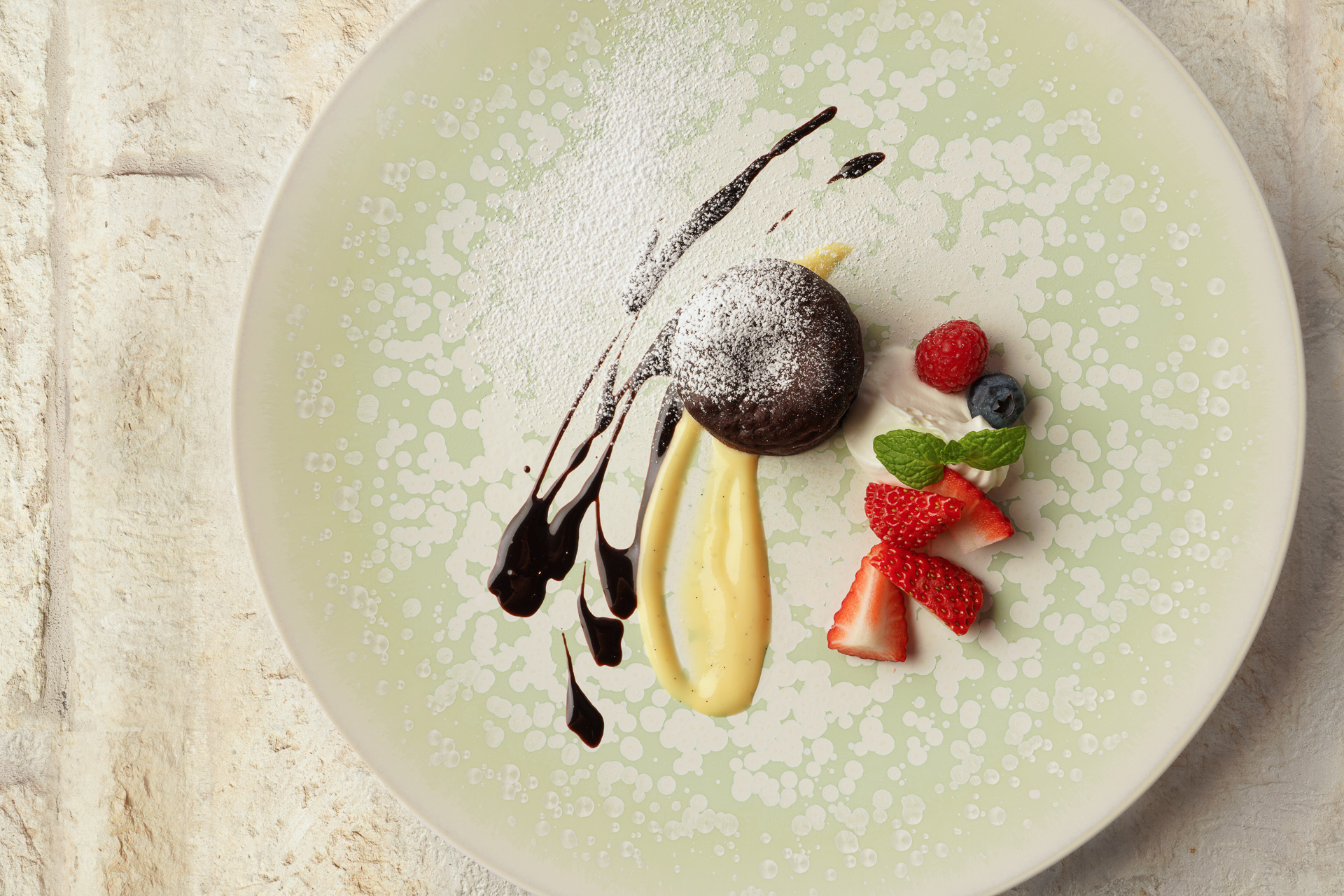 喜界島のザラメを使ったというアイスは今まで食べたアイスとは一線を画す味。デザートのフォンダンショコラ。最後のプティフールまで美味しくいただいた