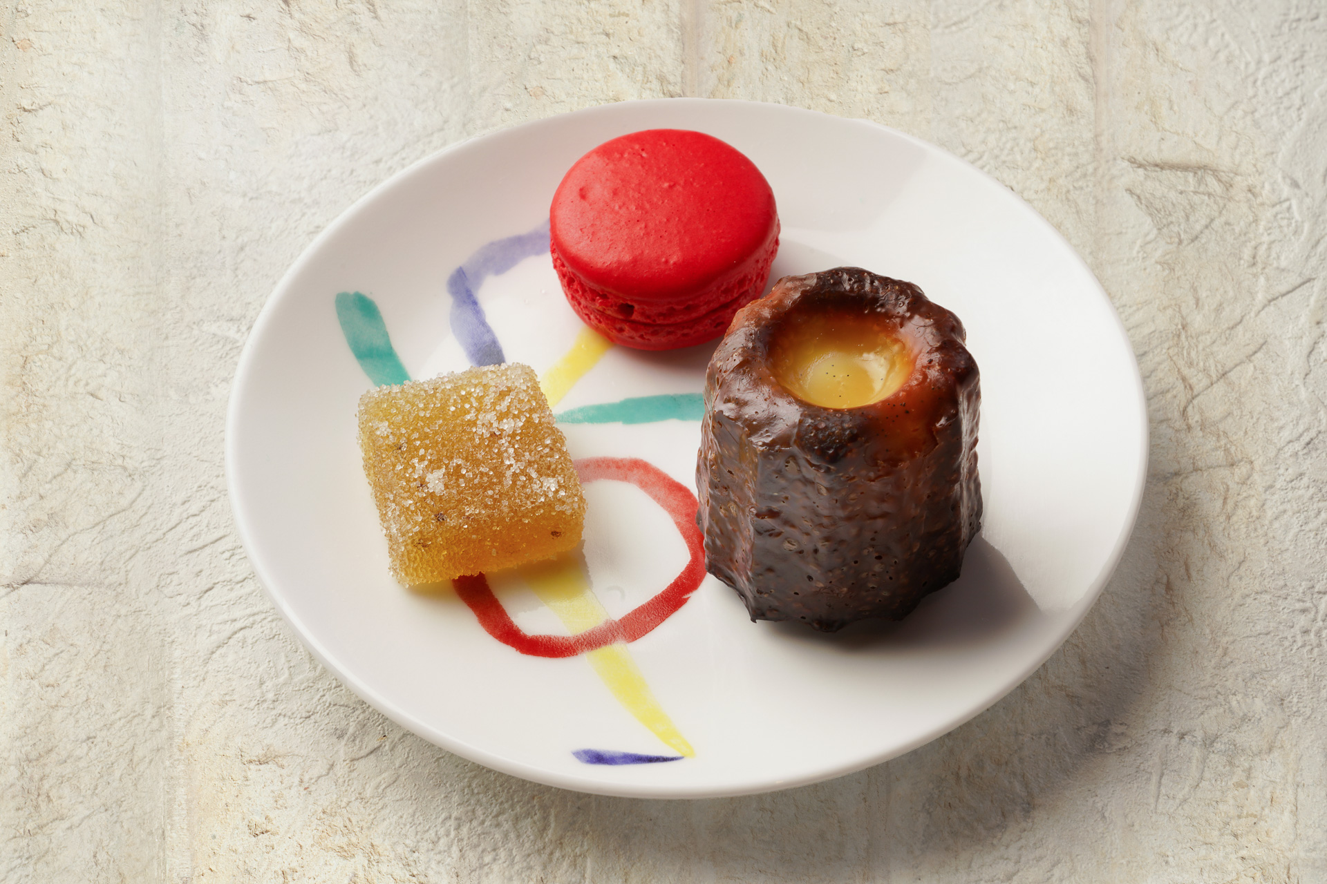 喜界島のザラメを使ったというアイスは今まで食べたアイスとは一線を画す味。デザートのフォンダンショコラ。最後のプティフールまで美味しくいただいた