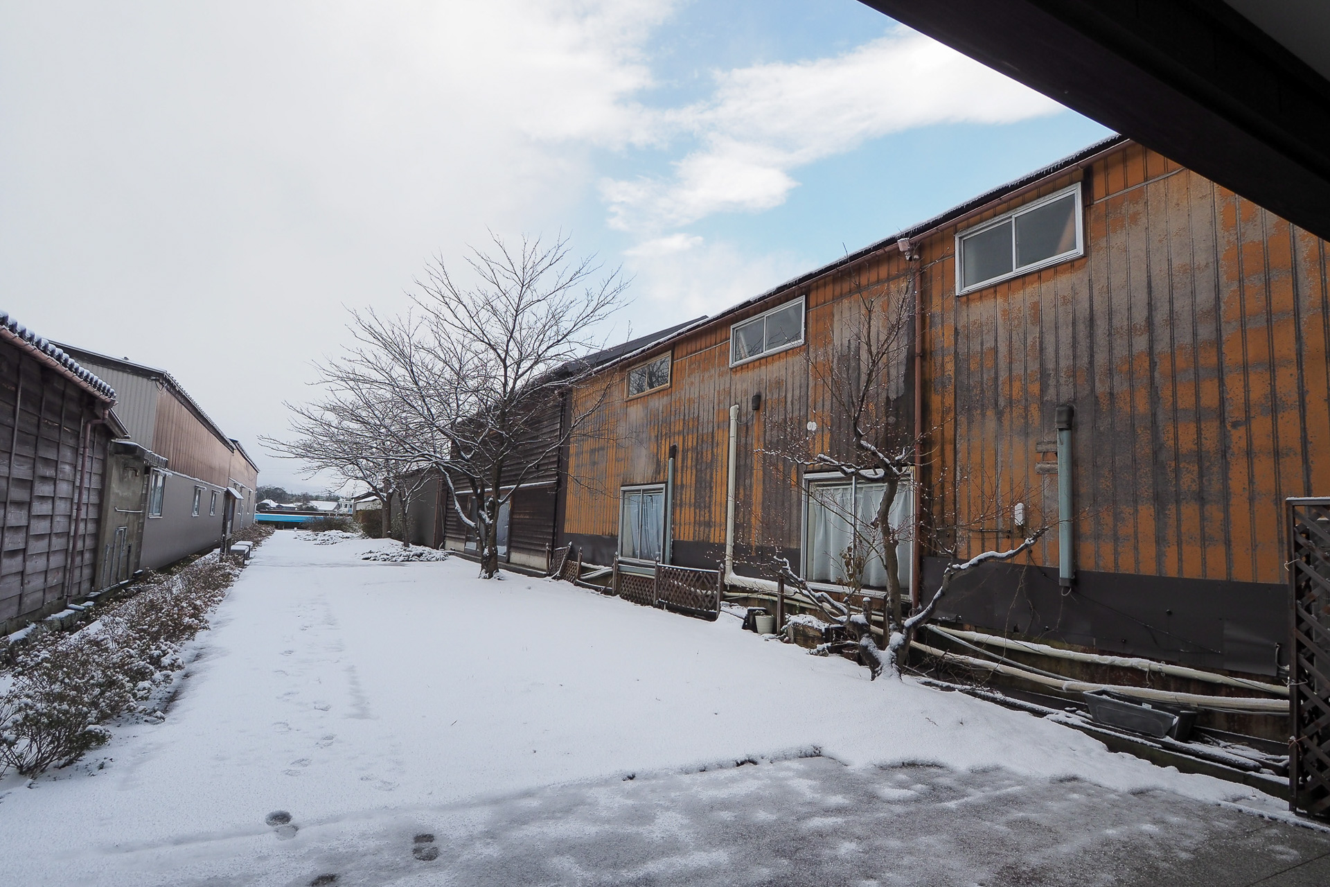 三國湊の海運や文学をテーマにした資料館「マチノクラ」と、今も営業中の料亭茶屋「魚志楼」