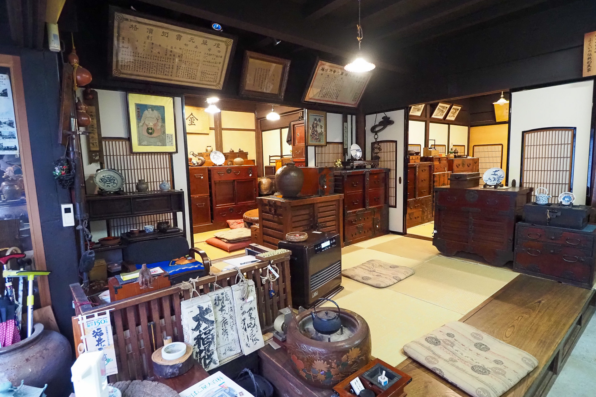 御年84歳の近藤克子さんが店の来歴や奥の資料蔵のなかにある三國箪笥を中心とした美術品を解説してくれた