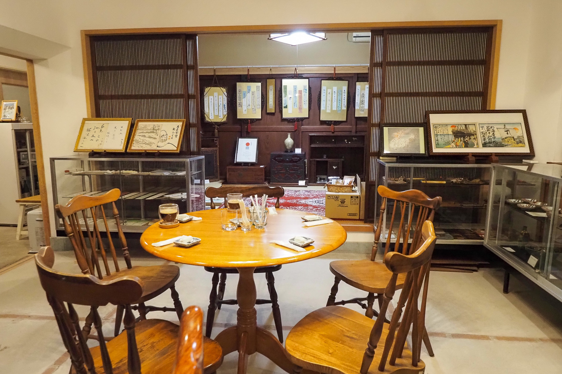 2軒隣にある「虹屋スクエア」。三國湊に関するギャラリーを見学しながらコーヒーで一休み