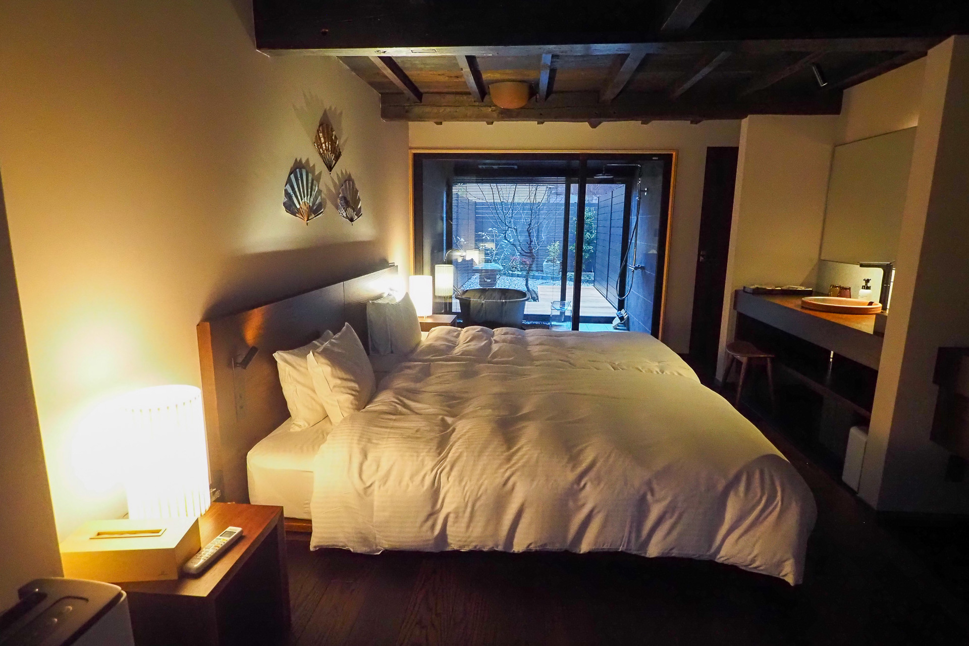 客室ごとにさまざまな美術品が楽しめる。三國ならではの「三國箪笥」も