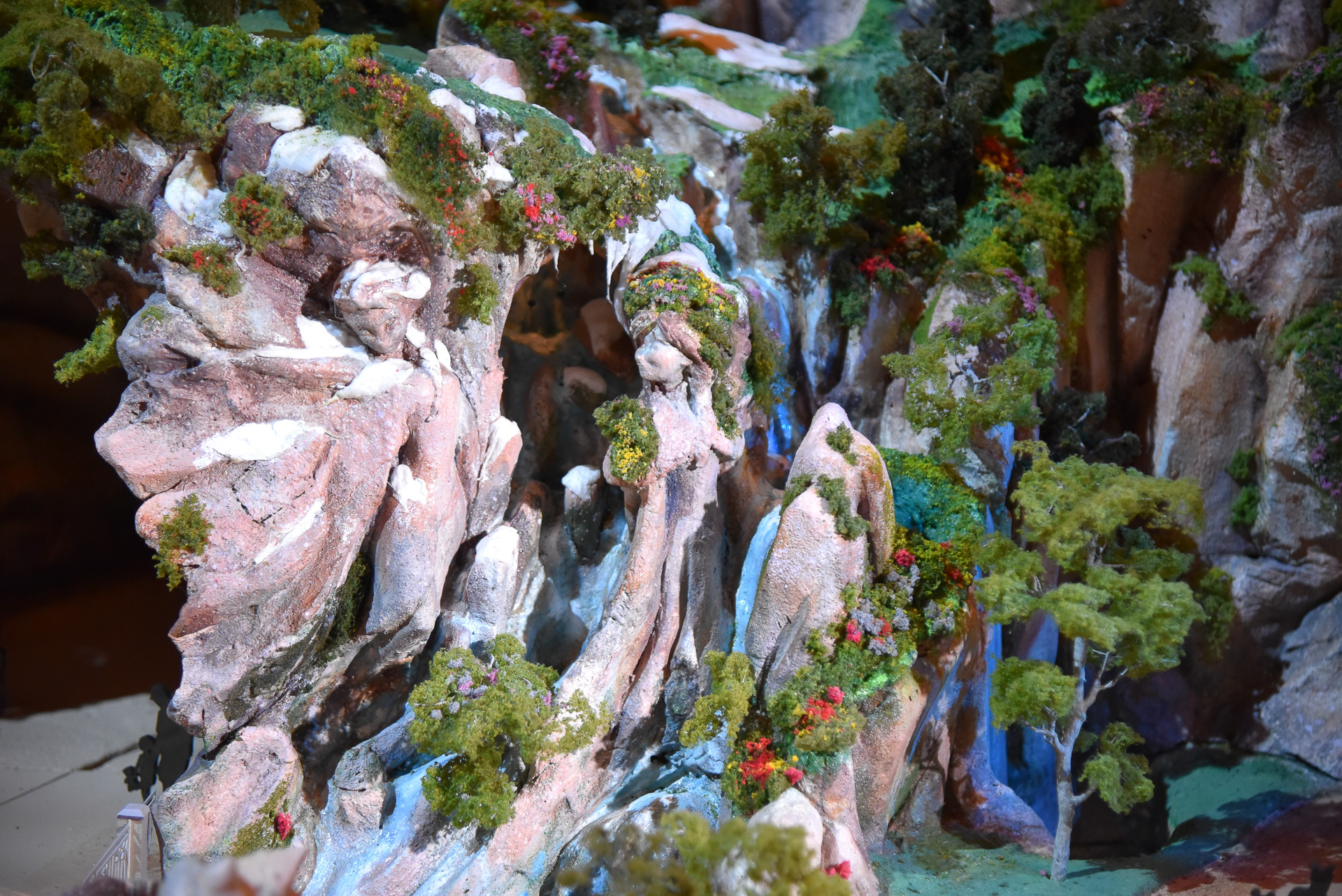 1/25モデル内のアナとエルサのロックワーク部分