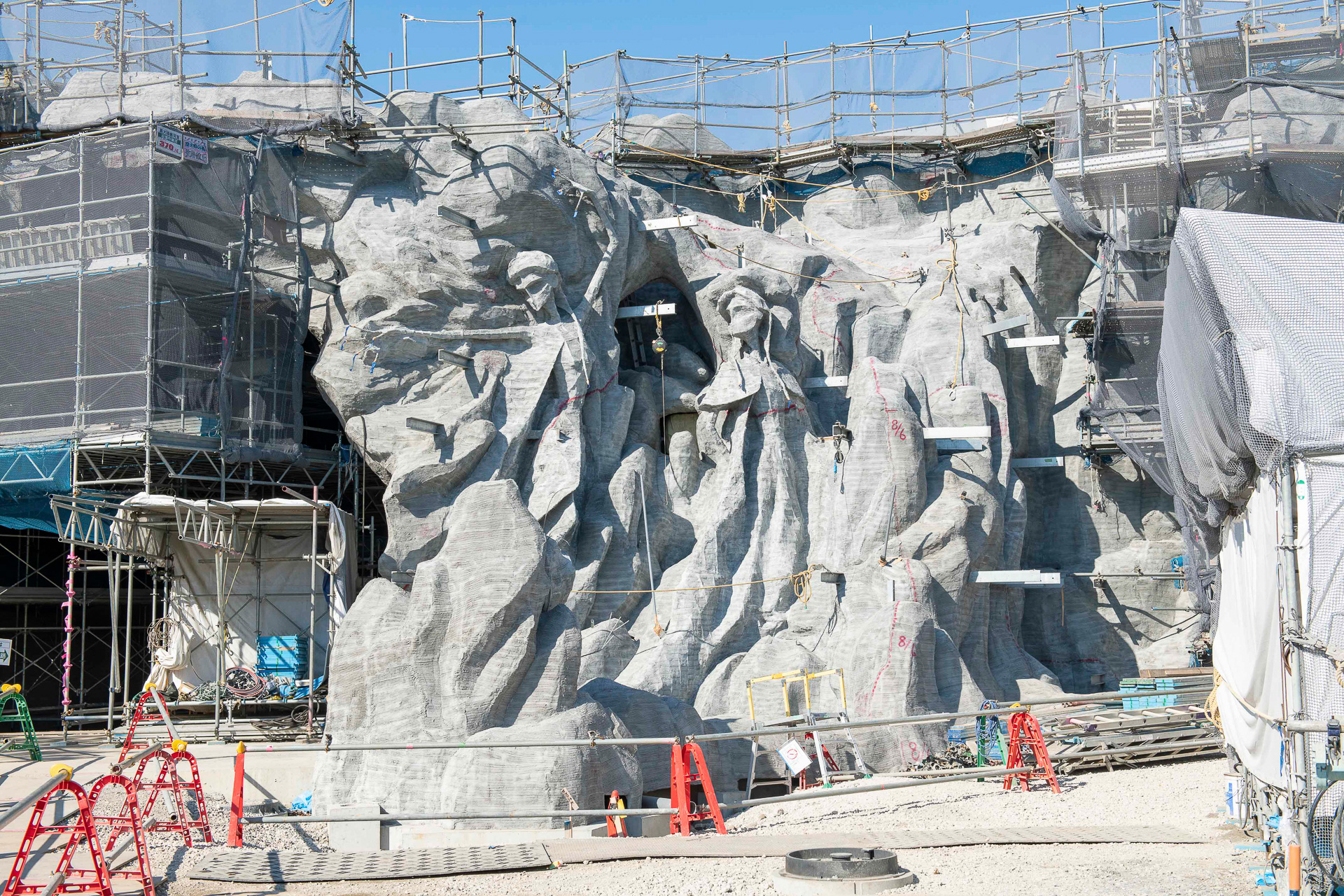 「ファンタジースプリングス・エントリーウェイ」（アナとエルサ）2022年10月撮影（画像提供：オリエンタルランド）