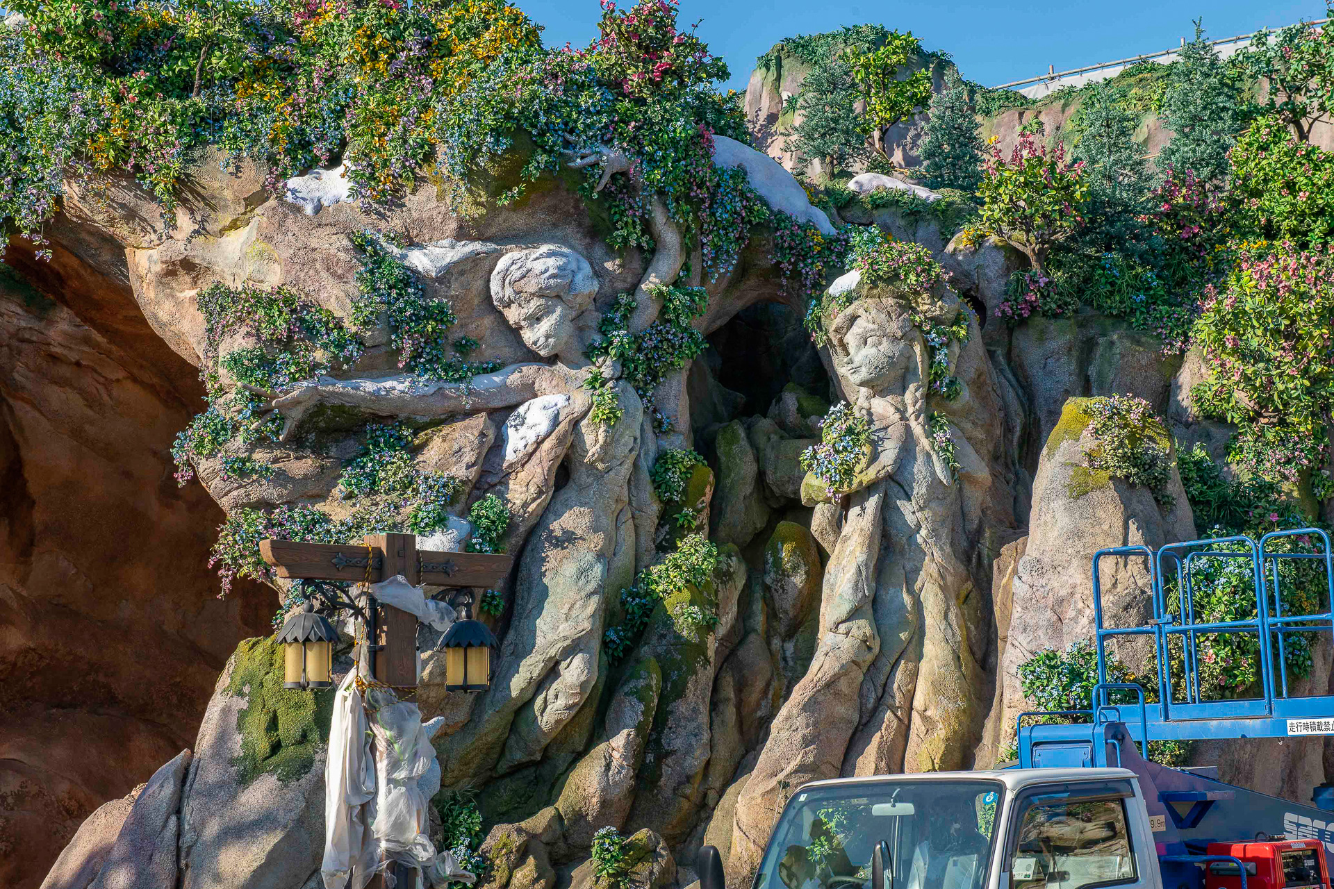 「ファンタジースプリングス・エントリーウェイ」（アナとエルサ）2023年12月撮影（画像提供：オリエンタルランド）