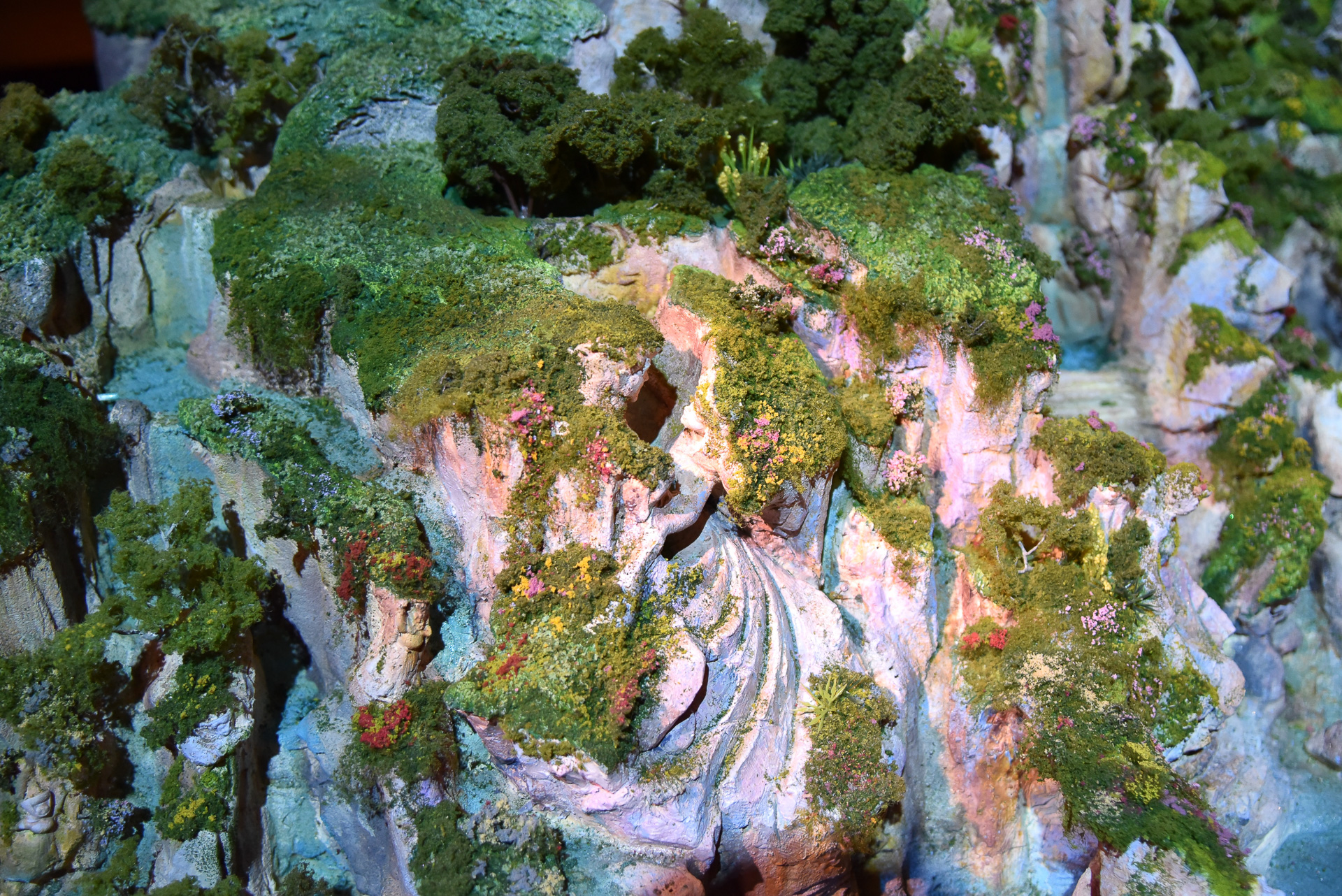 1/25モデル内のオーロラ姫とフィリップ王子のロックワーク部分