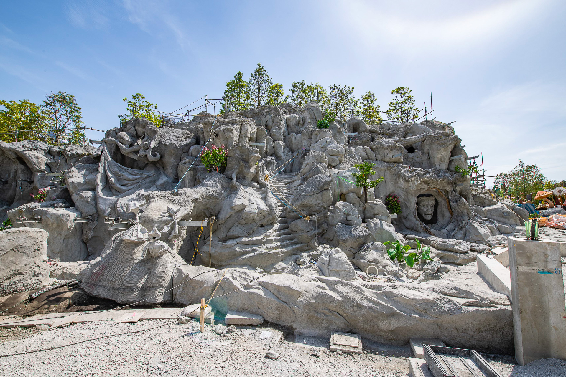 「東京ディズニーシー・ファンタジースプリングスホテル」前の魔法の泉 2023年5月撮影（画像提供：オリエンタルランド）