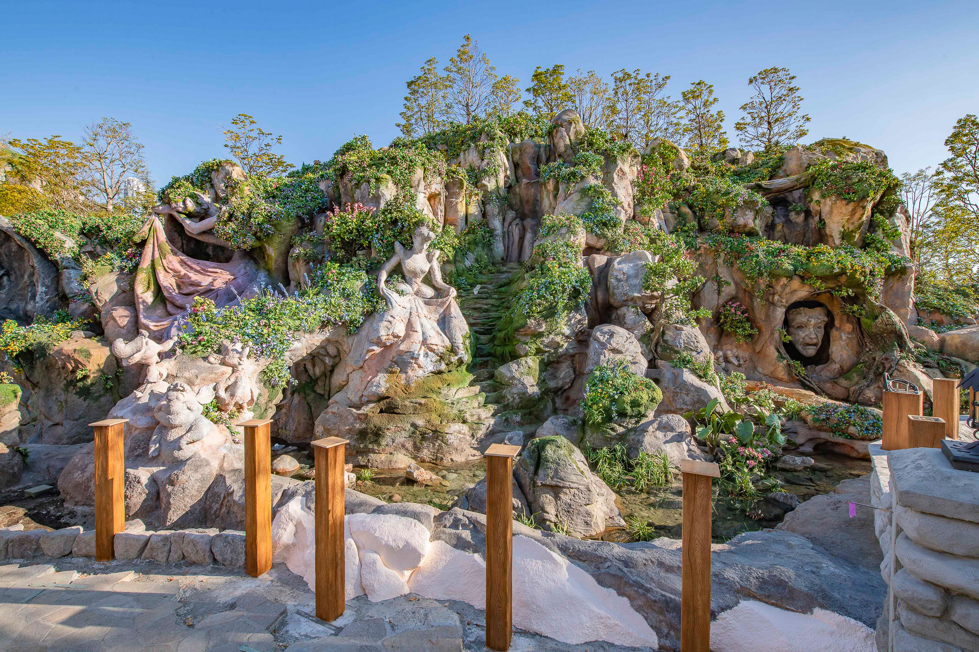 「東京ディズニーシー・ファンタジースプリングスホテル」前の魔法の泉 2023年12月撮影（画像提供：オリエンタルランド）