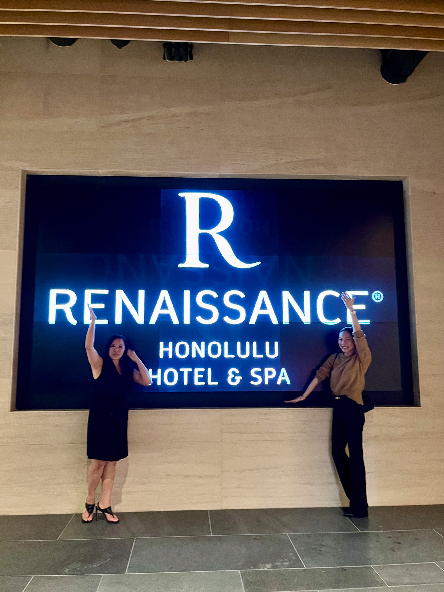 After：セレモニーが終わりしばらくしたら静かになった（モデルは地元メディアの美女たち）