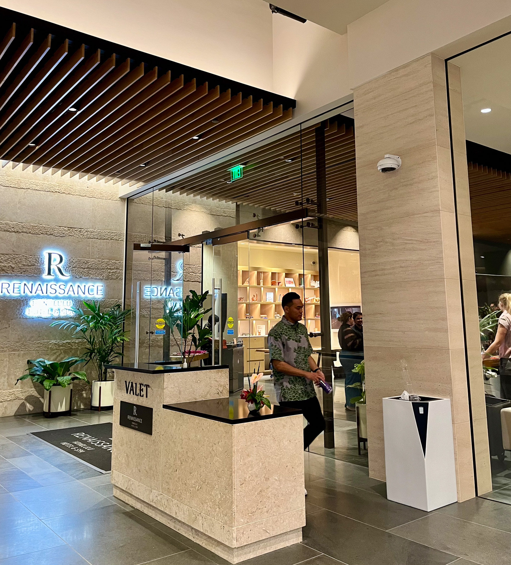 シンプルなエントランス。ハワイではこれが「イマドキ」