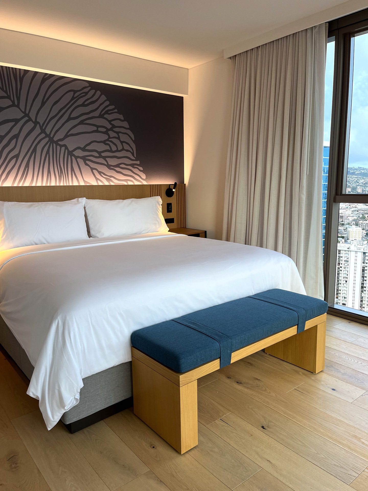 ハワイの自然からデザインされたベッドルームはシンプルで上質