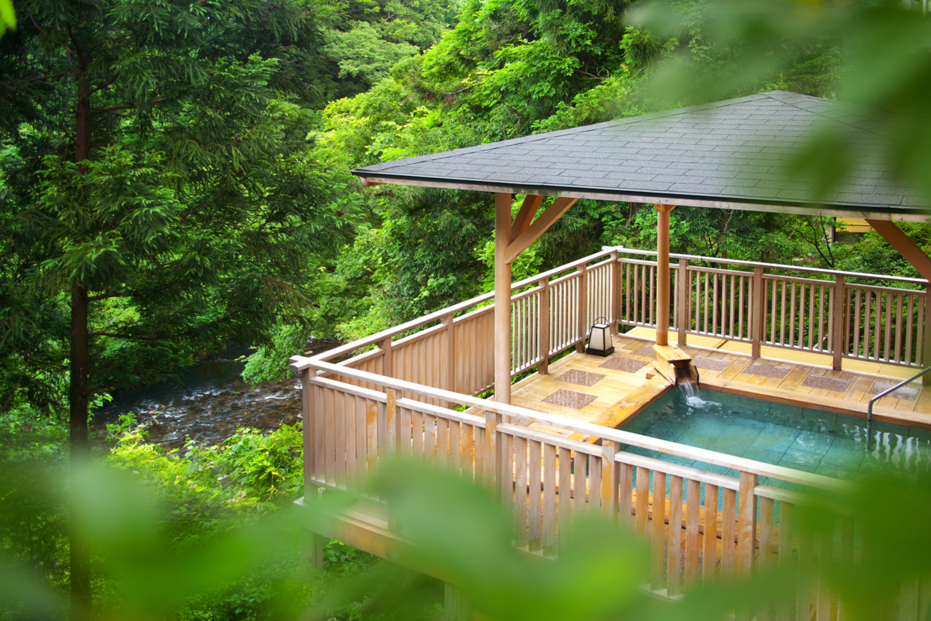 大聖寺川にせり出すように設置された東屋風の露天風呂（男女交代制）