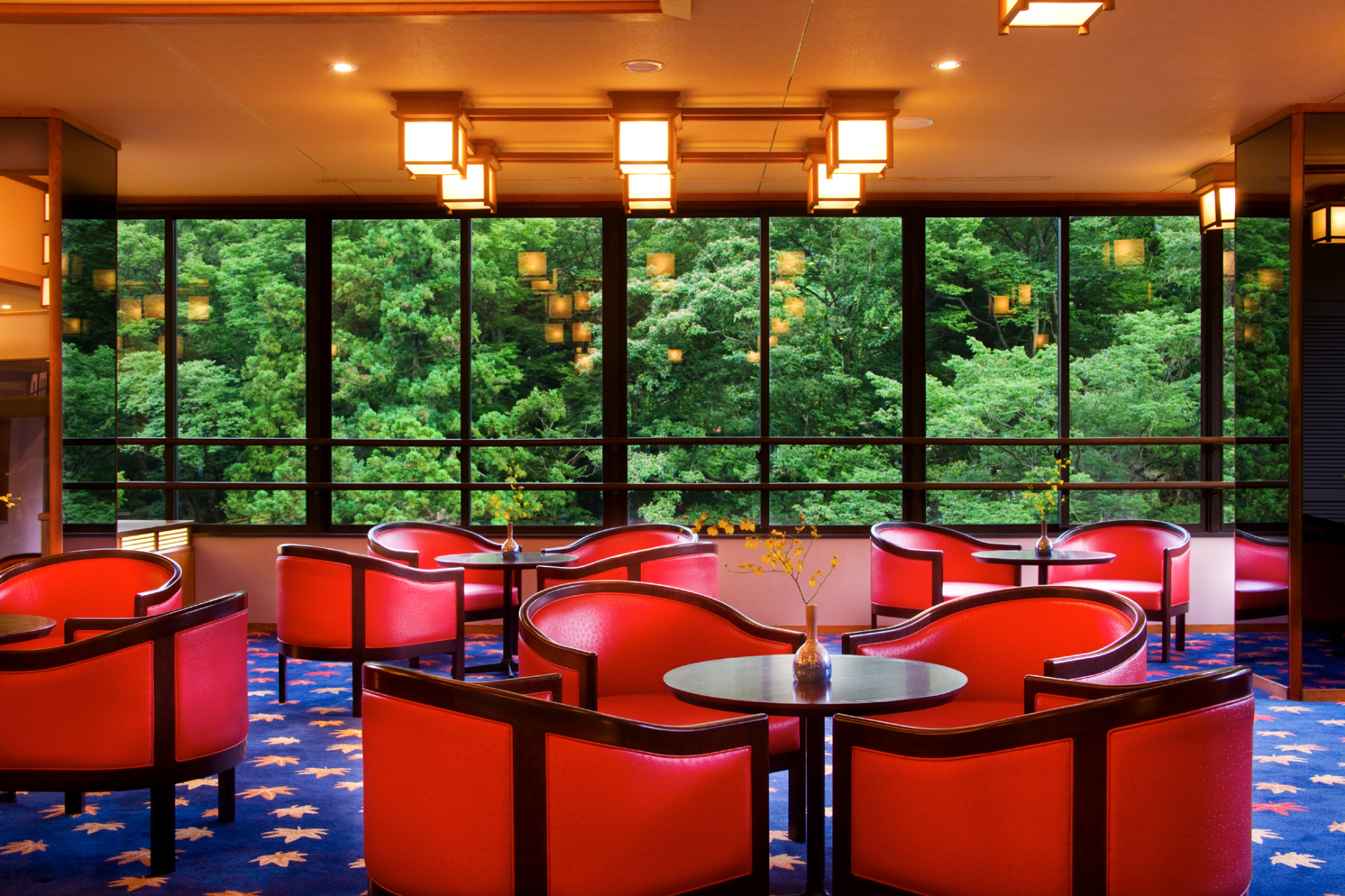 和モダンな雰囲気の「かがり吉祥亭」。ロビーラウンジでは鶴仙渓を借景に、珈琲・加賀棒茶・夕方の湯上がりビール・お休み前の加賀プリンをサービス