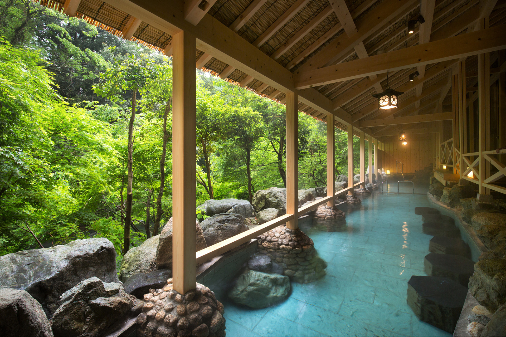 渓流を望む温泉大浴場の露天風呂ほか、趣の異なる貸切風呂や足湯処も