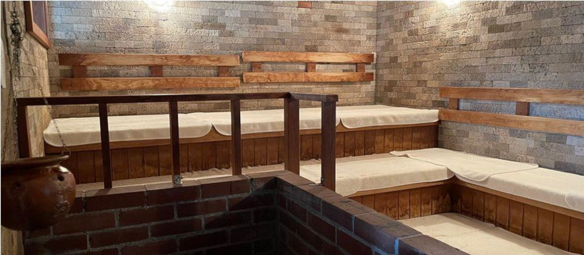 東日本5位「オアシス御殿場」（静岡県）。水風呂はキンキンに冷えた富士山の地下天然水。サ飯「富士山もつカレー」も人気