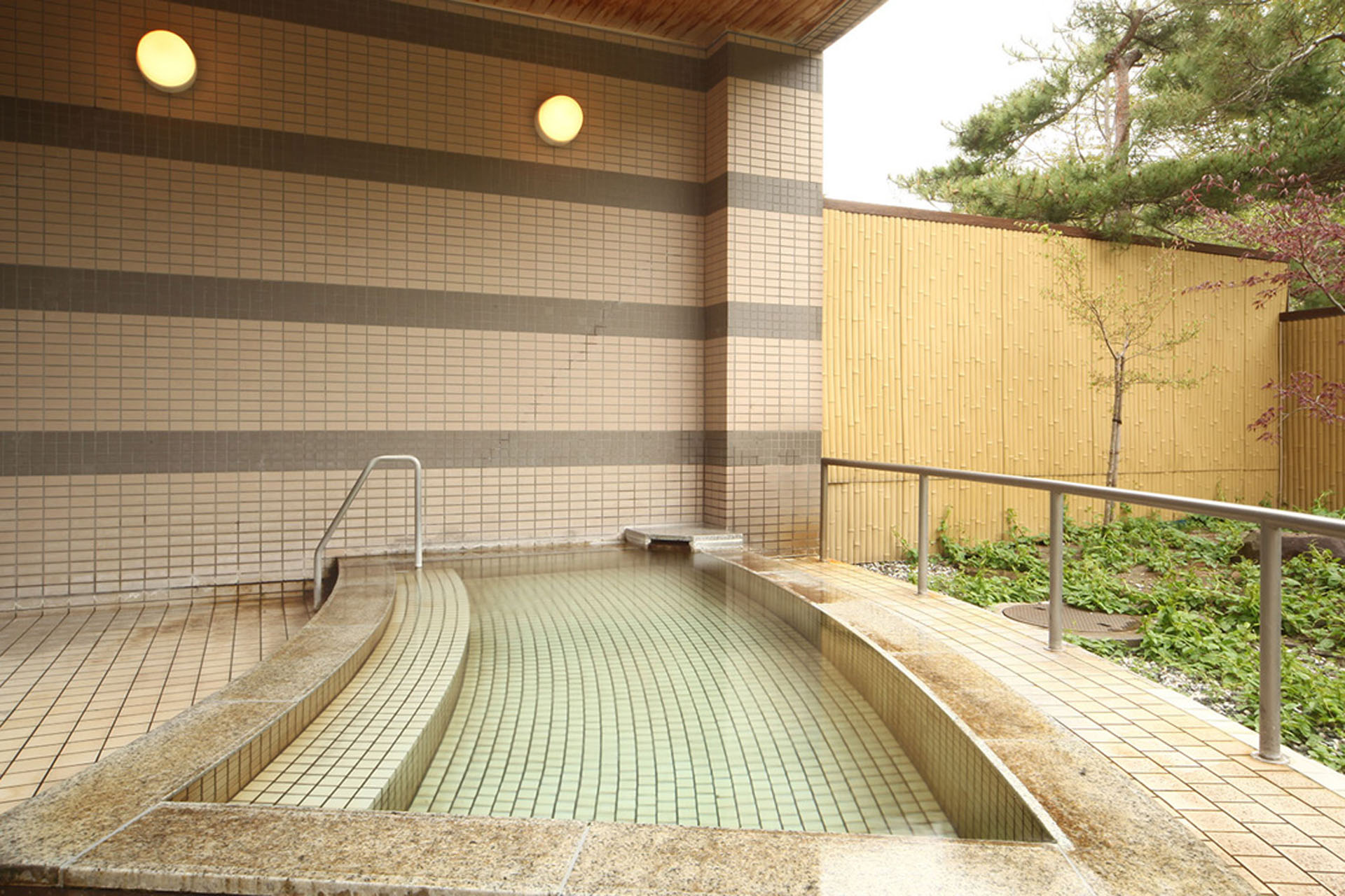 大自然に囲まれた露天風呂