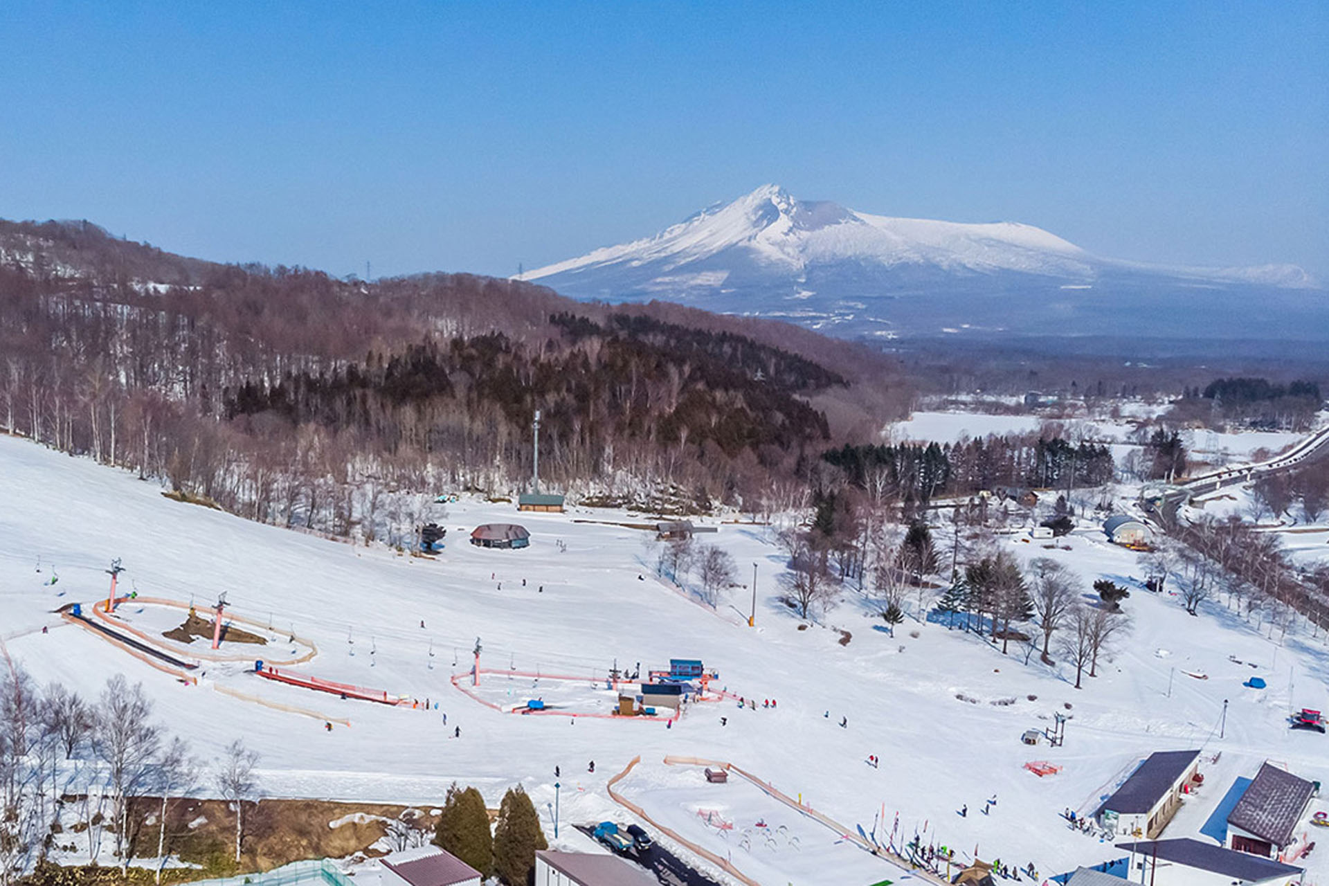 スキーやスノーボードなどのウィンターアクティビティが楽しめる