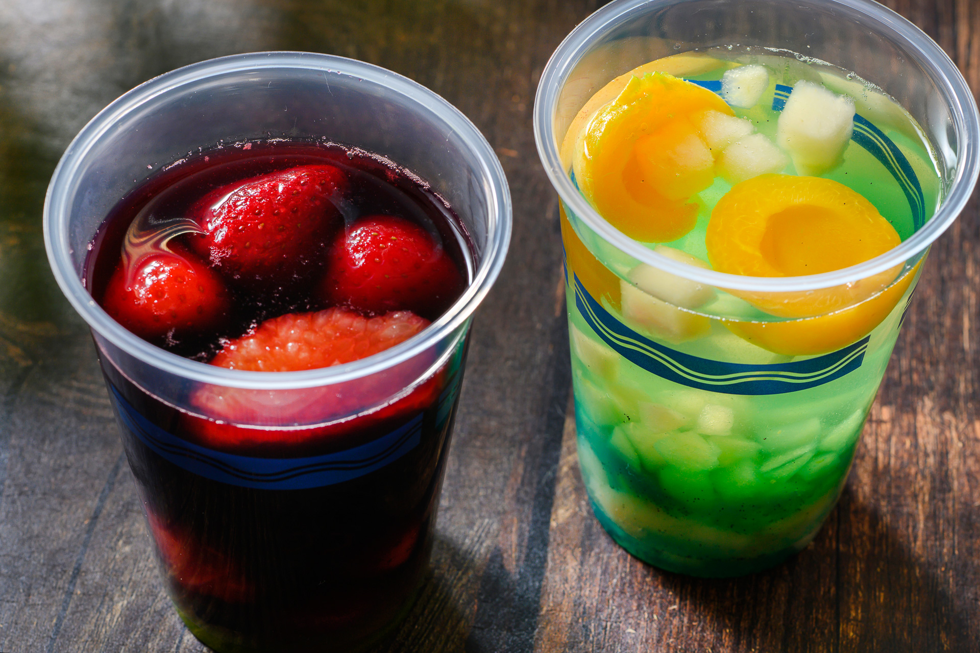 「フードトラック（レッド）」の「フルーツワイン赤（ベリー）／白（ピーチ）」（各900円）