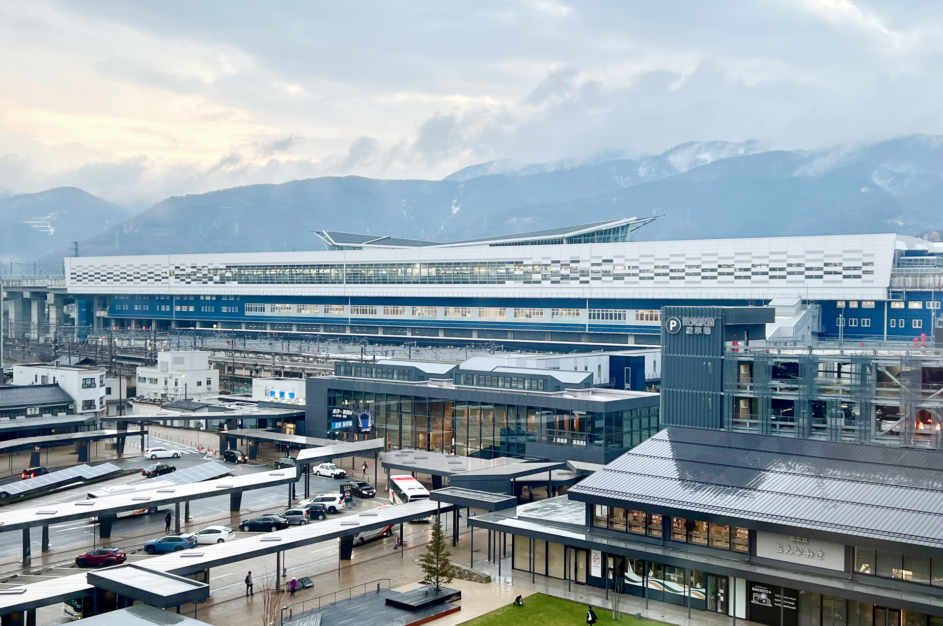 北陸新幹線の当面の終着駅となる「敦賀駅」。新幹線と特急列車用の大きな新駅舎が増設された