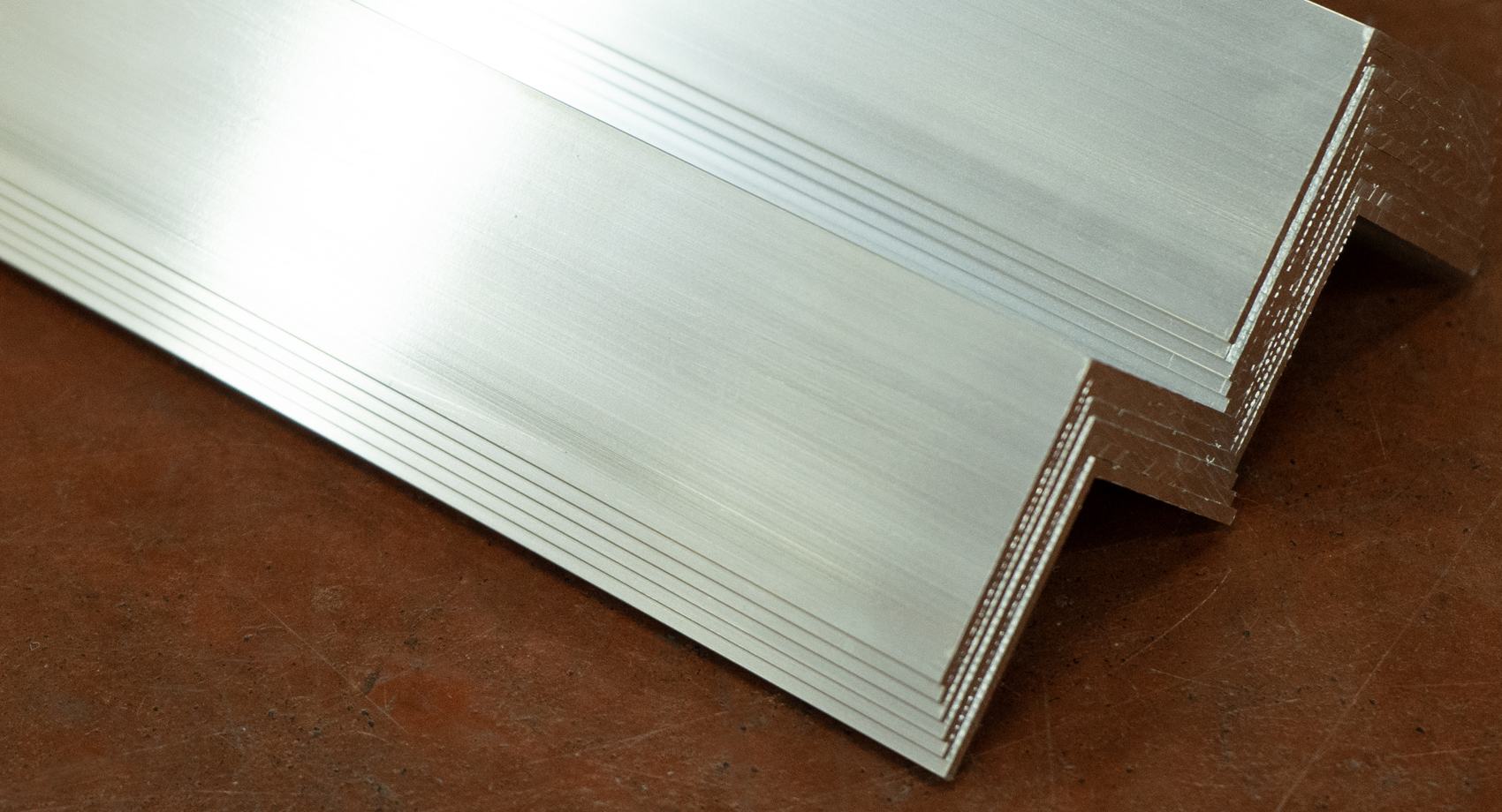 車両アルミを再利用した新幹線シルエットのバッジ