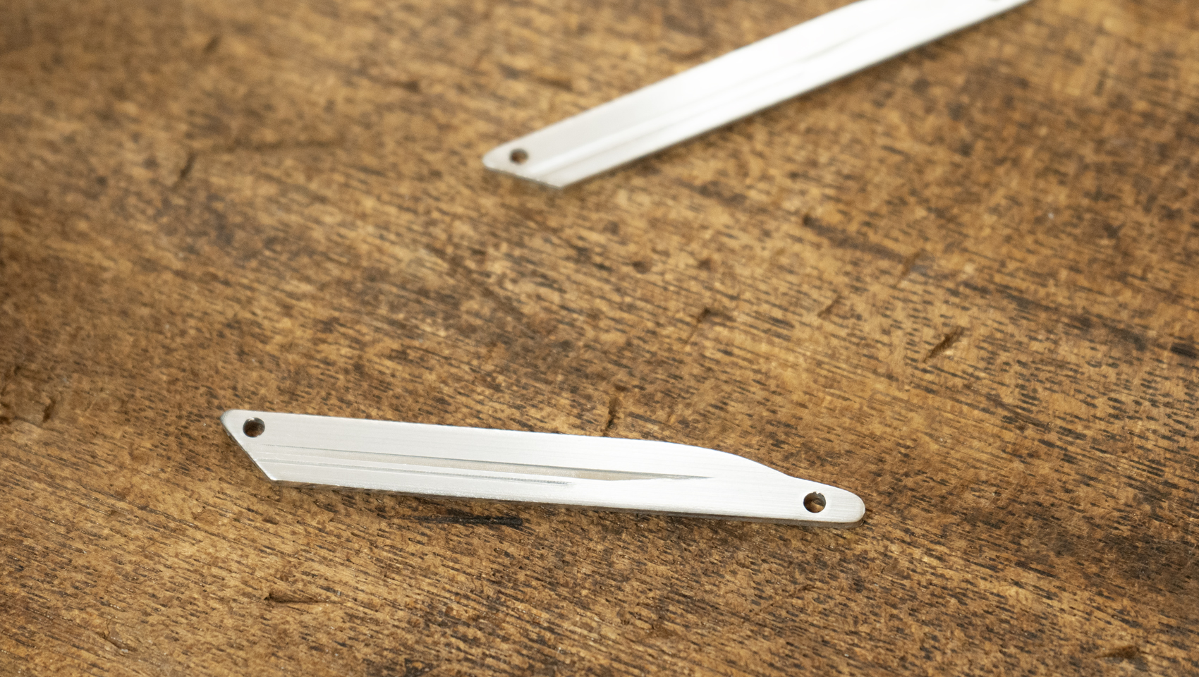 車両アルミを再利用した新幹線シルエットのバッジ