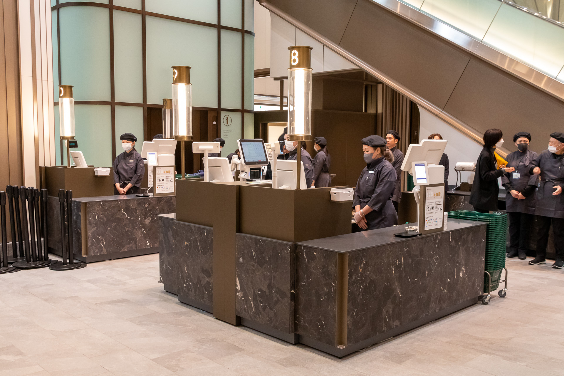 会計は集中レジで行なう