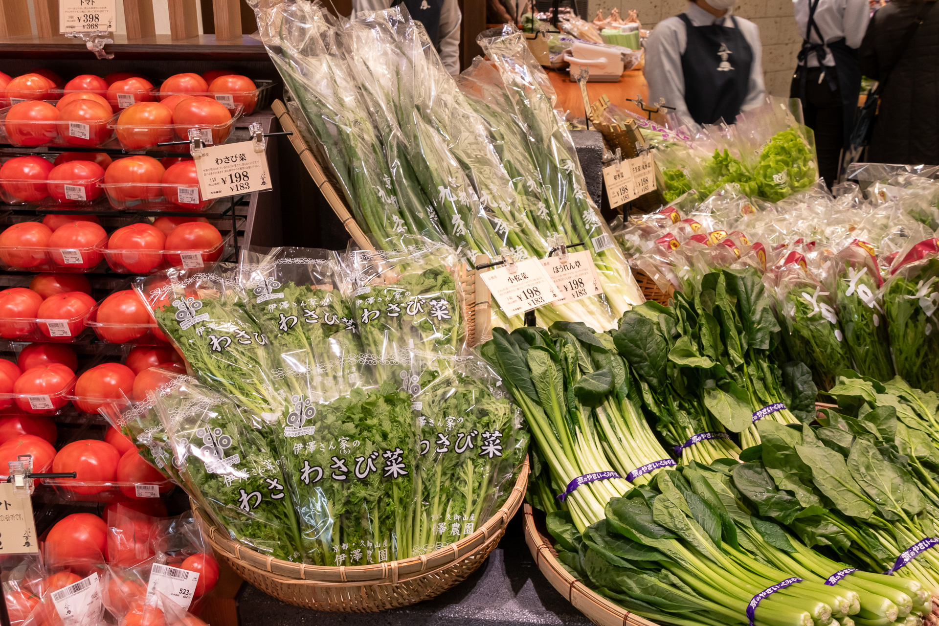定番の野菜に加え、九条ネギなど京野菜も並ぶ