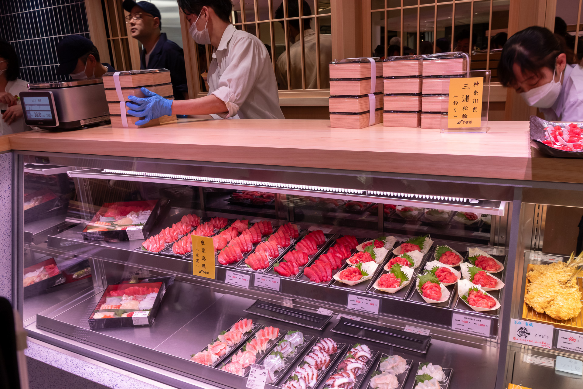 ショーケースにズラリと並んだ自慢のマグロの刺し盛