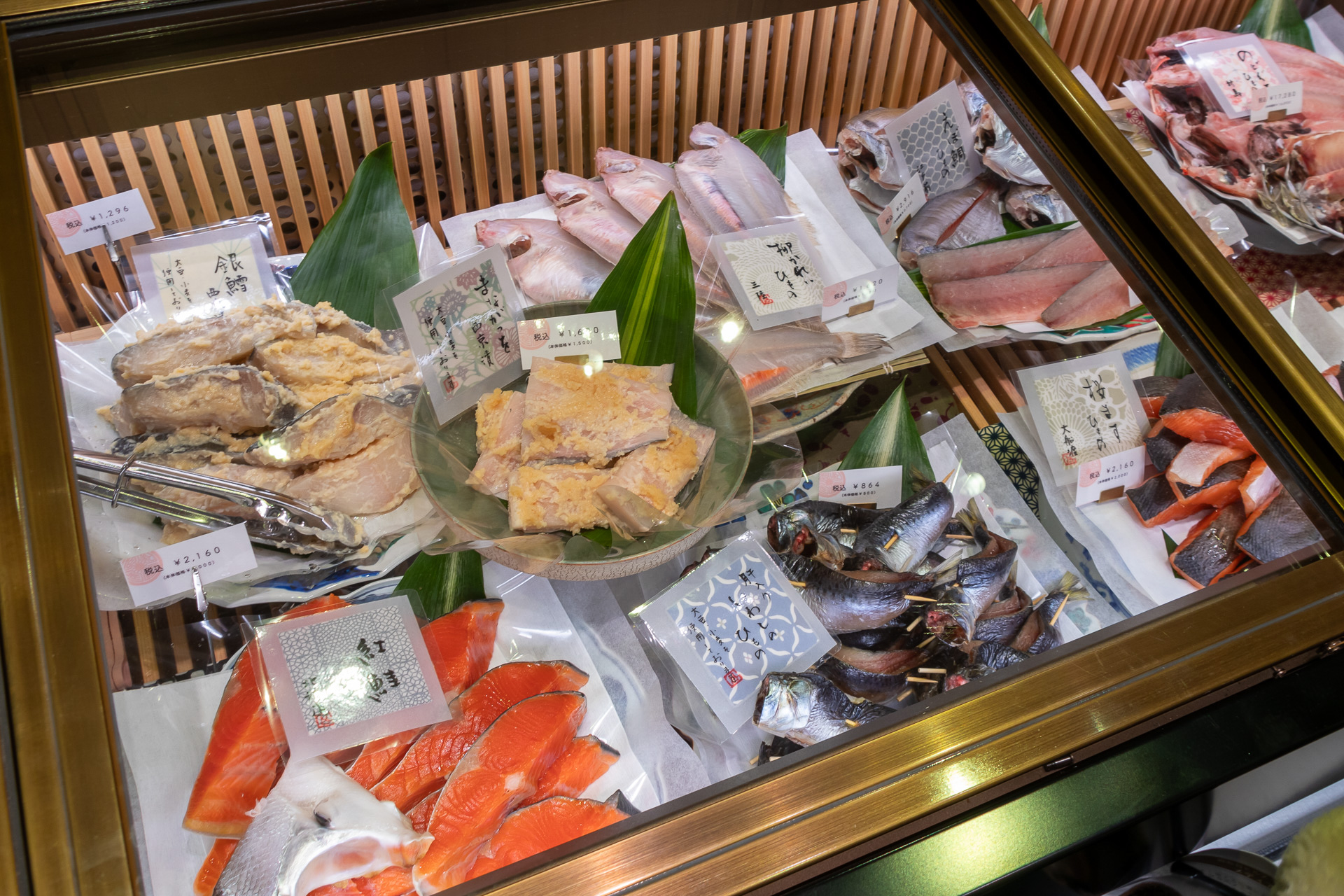 「根津 松本 麻布台」のショーケースには、普段見ることのない品質の魚が並ぶ