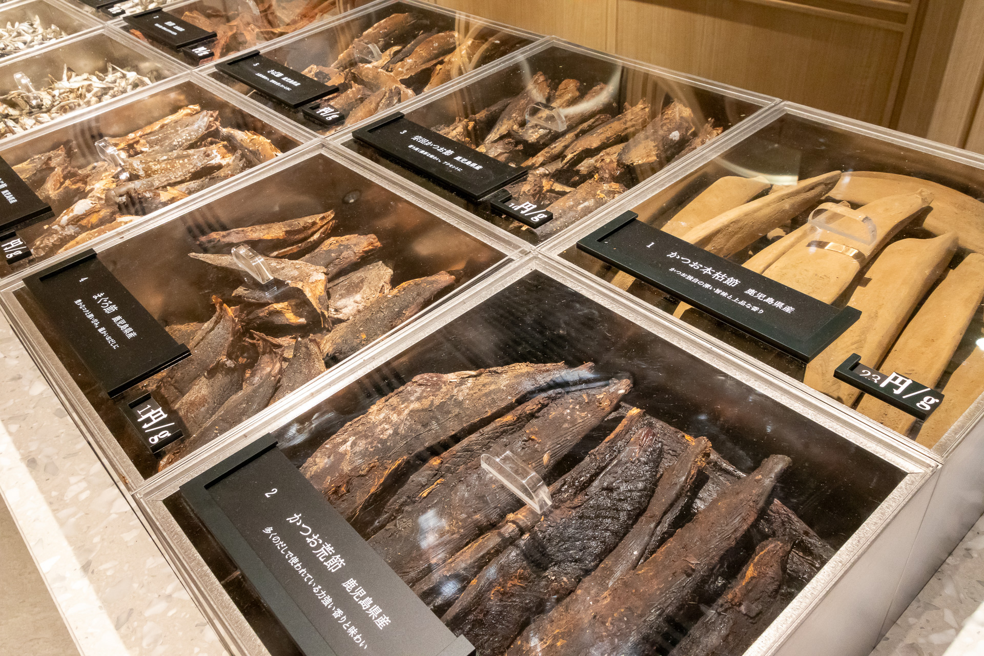 ショーケースに入っているだしを自由に組み合わせてオリジナルパックを作れる