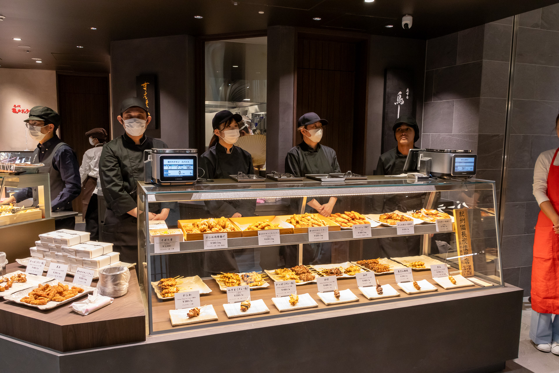 大人気店の焼き鳥が手軽に楽しめる「麻布台 鳥しき」