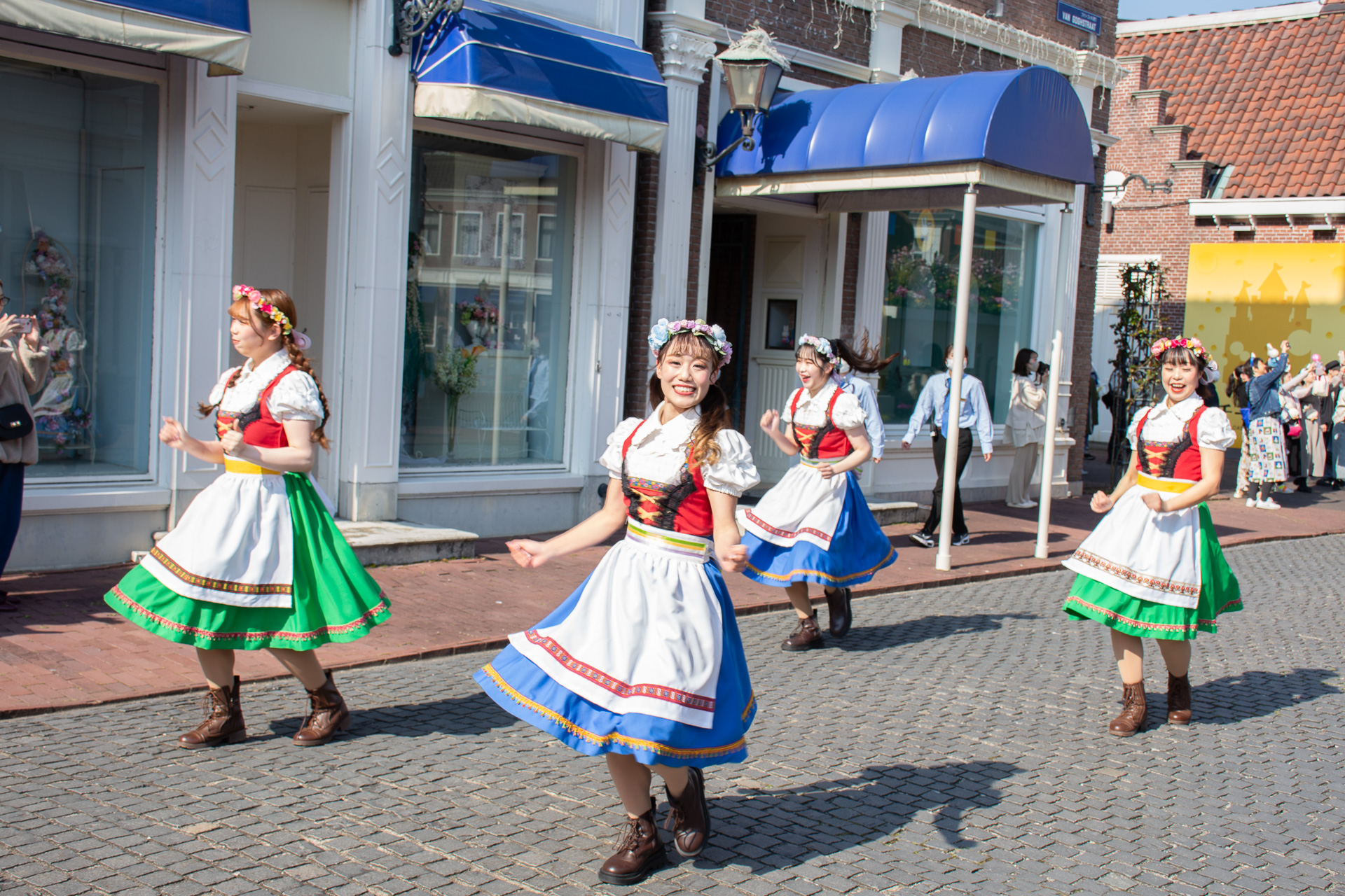 ダンサーがパレードを先導する