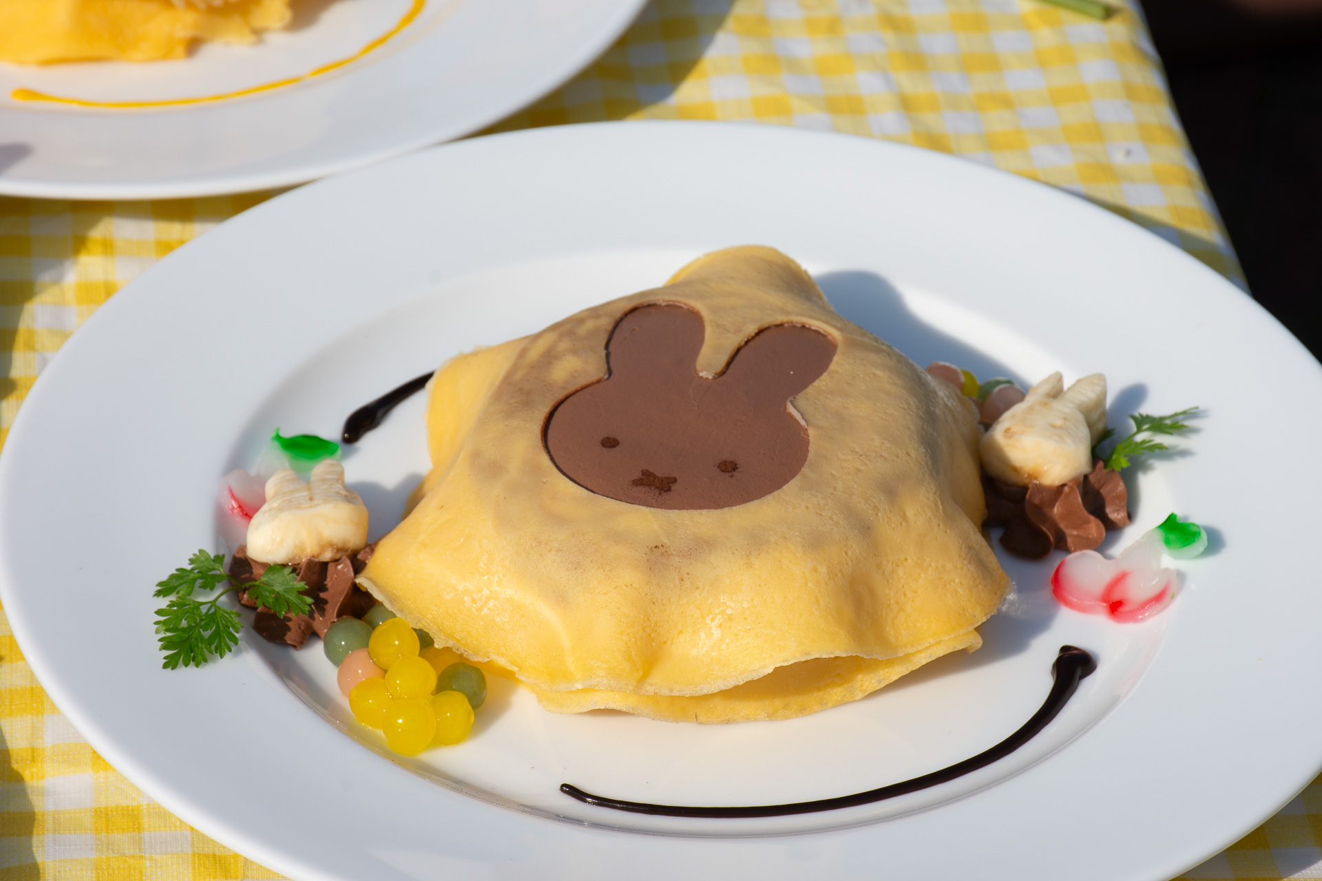 「ミッフィーのプリンセスマンゴーミルクレープ」と「メラニーのチョコバナナクレープ」（各1750円）。世界一ナイフを入れにくいクレープ